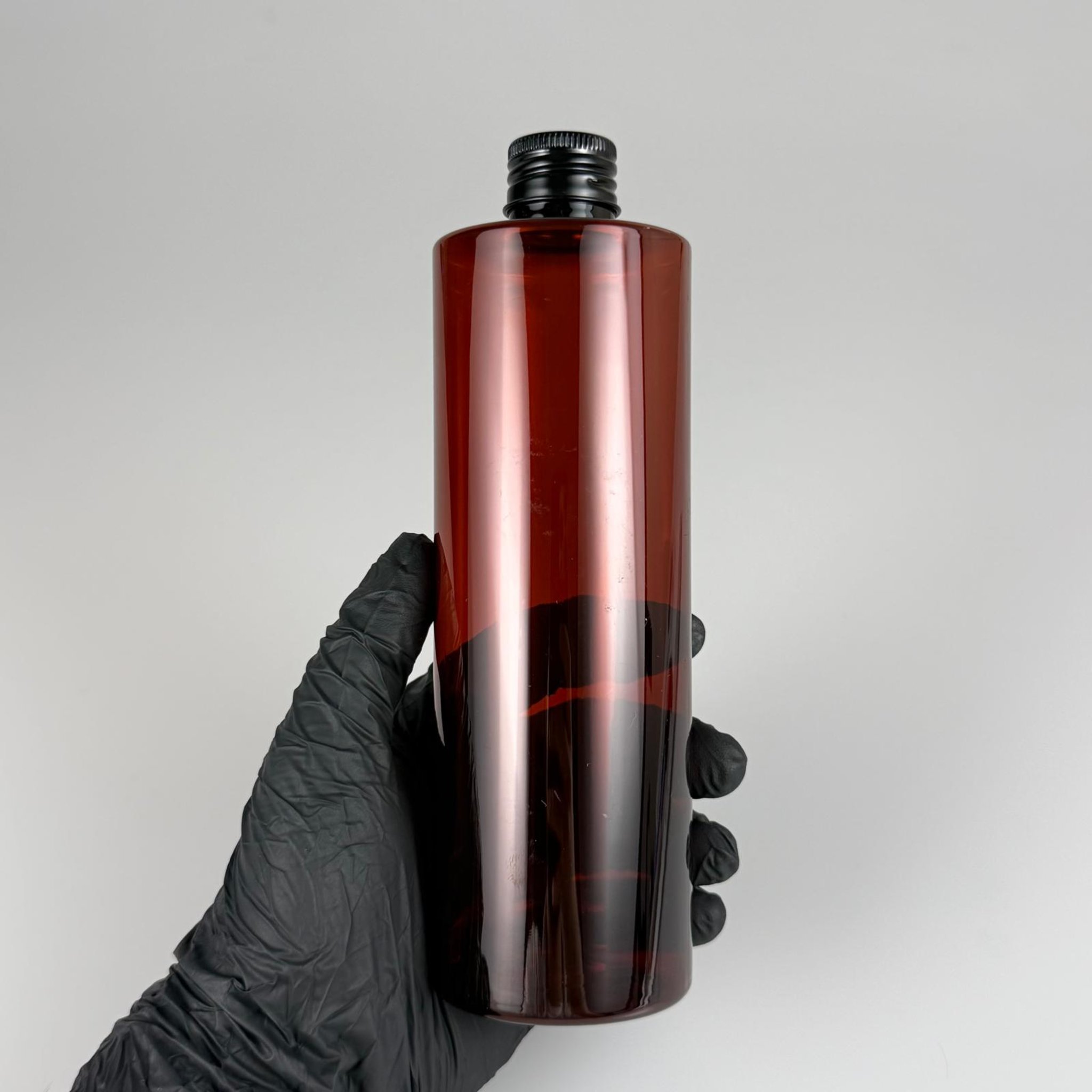 400 CC  AMBER KÜT BOYUNLU SİLİNDİR PET ŞİŞE (30 GR - 24 AĞIZ ) + KÖPÜK CONTALI SİYAH METAL ALÜMİNYUM KAPAK + KOLONYA TIPALI TAKIM - 400 ML KAPAKLI KAHVERENGİ PLASTİK ŞİŞELER