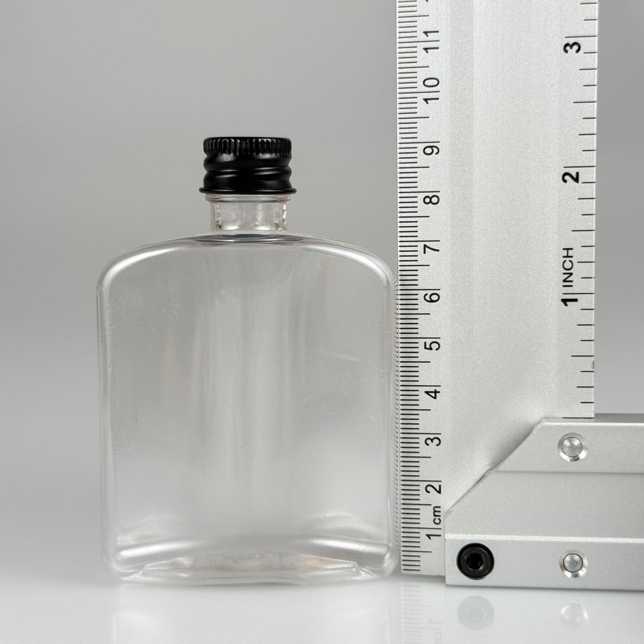 100 CC ŞEFFAF YASSI PLASTİK PET ŞİŞE + KÖPÜK CONTALI SİYAH ALÜMİNYUM METAL KAPAKLI + DAMLALIKLI KOLONYA TIPALI TAKIM - 100 ML YASSI PET ŞİŞE