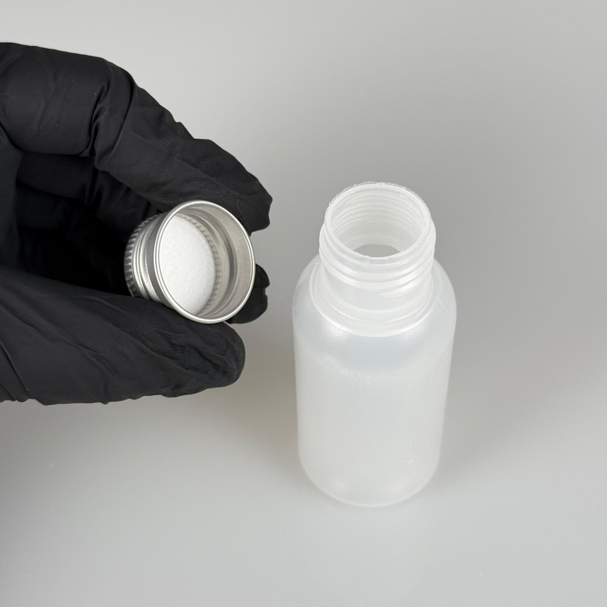 50 ML SIKILABİLİR YUMUŞAK POLİETİLEN PE PLASTİK ASETON ŞİŞESİ ( 24 AĞIZ ) + KÖPÜK CONTALI GÜMÜŞ METAL ALÜMİNYUM KAPAK TAKIM - 50 cc sos, yağ, kartuş, mürekkep vb için boş şişeler