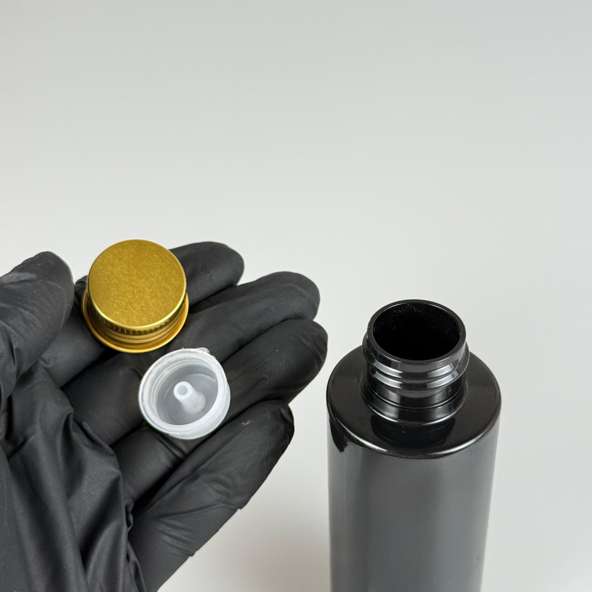 100 CC SİYAH SİLİNDİR KESKİN KÜT MODEL SERT PET ŞİŞE ( 17 GR - 24 AĞIZ ) + KÖPÜK CONTALI GOLD METAL ALÜMİNYUM KAPAK + KOLONYA TIPALI TAKIM - 100 ML KAPAKLI SİYAH PLASTİK ŞİŞELER