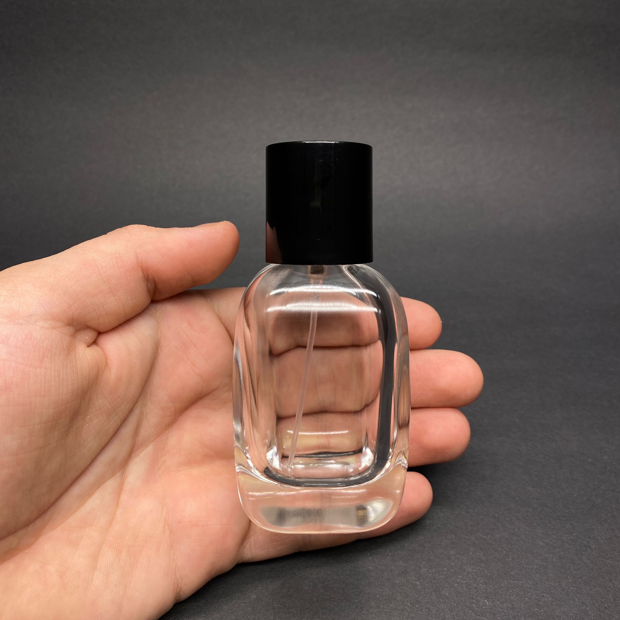 50 ML OVAL KARE MODEL CORE PARFÜM ŞİŞESİ - GÜMÜŞ METAL SPREYLİ + SİYAH KAPAKLI (AĞIZ 15 MM GEÇME KOLAY KAPAMA)