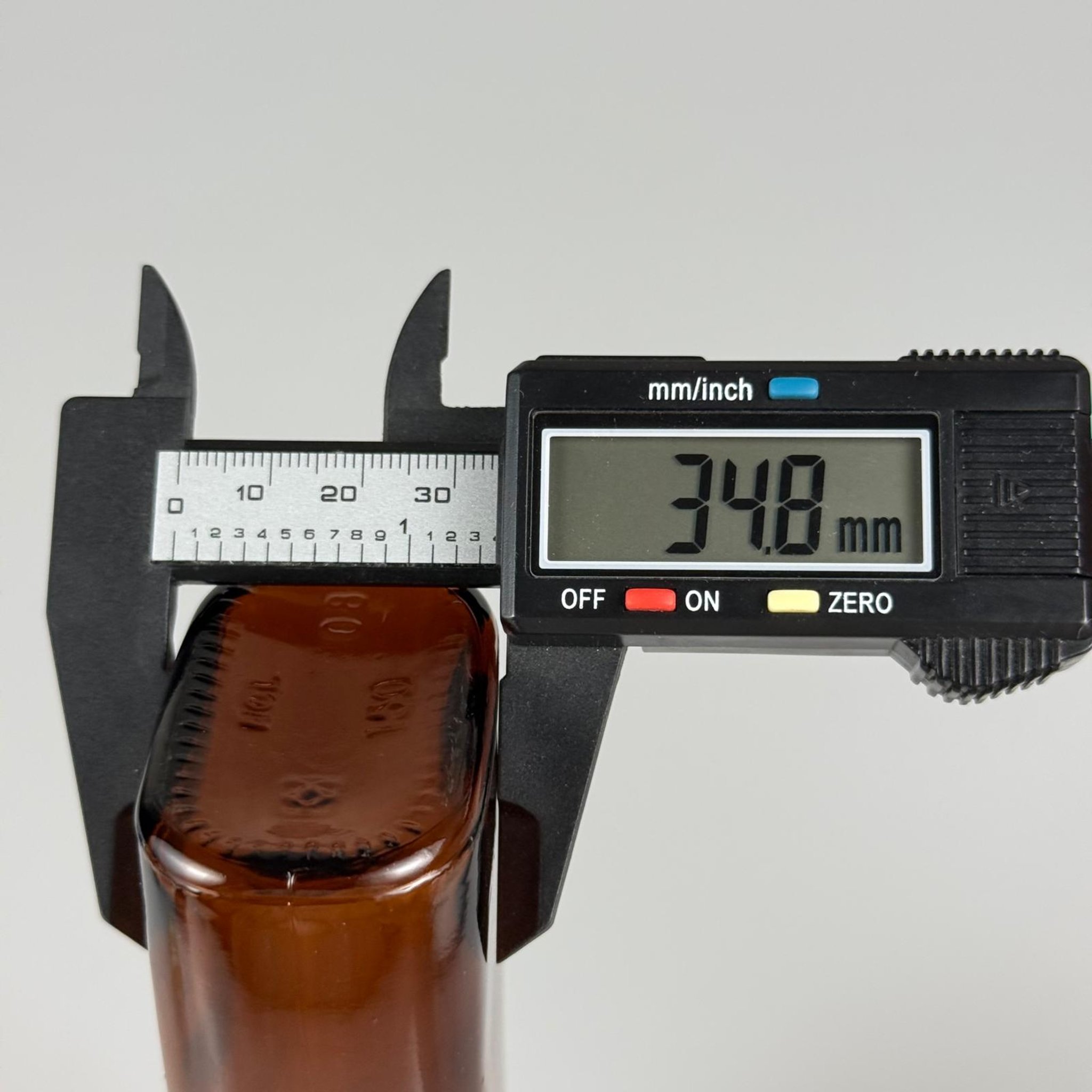 150 ML YASSI AMBER SPREYLİ CAM ŞİŞE - 150 CC YASSI KAHVERENGİ CAM ŞİŞE + 25 MM BEYAZ SPREY FISFIS TAKIM