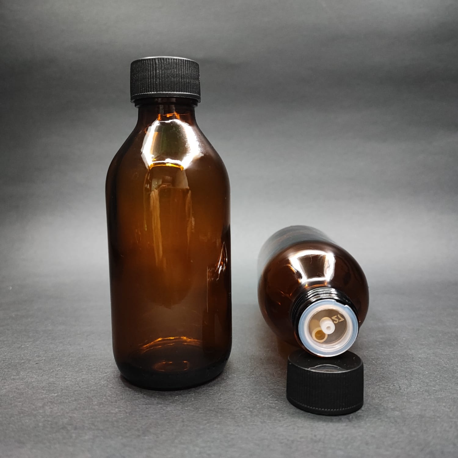 125 ML DOLUMU KOLAY, GENİŞ AĞIZLI İÇTEN DAMLALIKLI ŞİŞE (25 MM AĞIZ)  - 125 CC SİYAH CONTALI KAPAKLI İÇTEN DAMLALIKLI CAM ECZA ŞİŞESİ - AMBER KAHVERENGİ