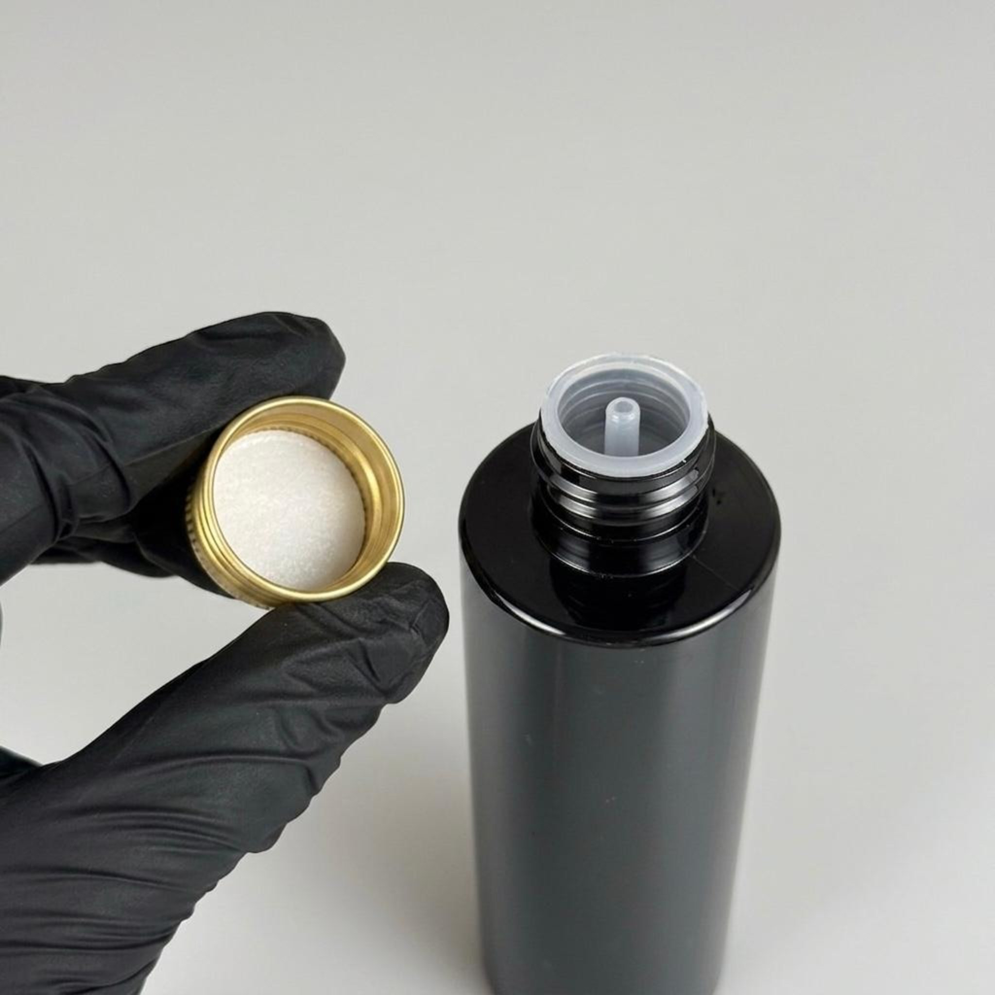150 CC SİYAH SİLİNDİR MODEL PARLAK SERT PET ŞİŞE (24 AĞIZ) + KÖPÜK CONTALI GOLD METAL ALÜMİNYUM KAPAK + KOLONYA TIPALI TAKIM - 150 ML KAPAKLI SİYAH PET ŞİŞELER