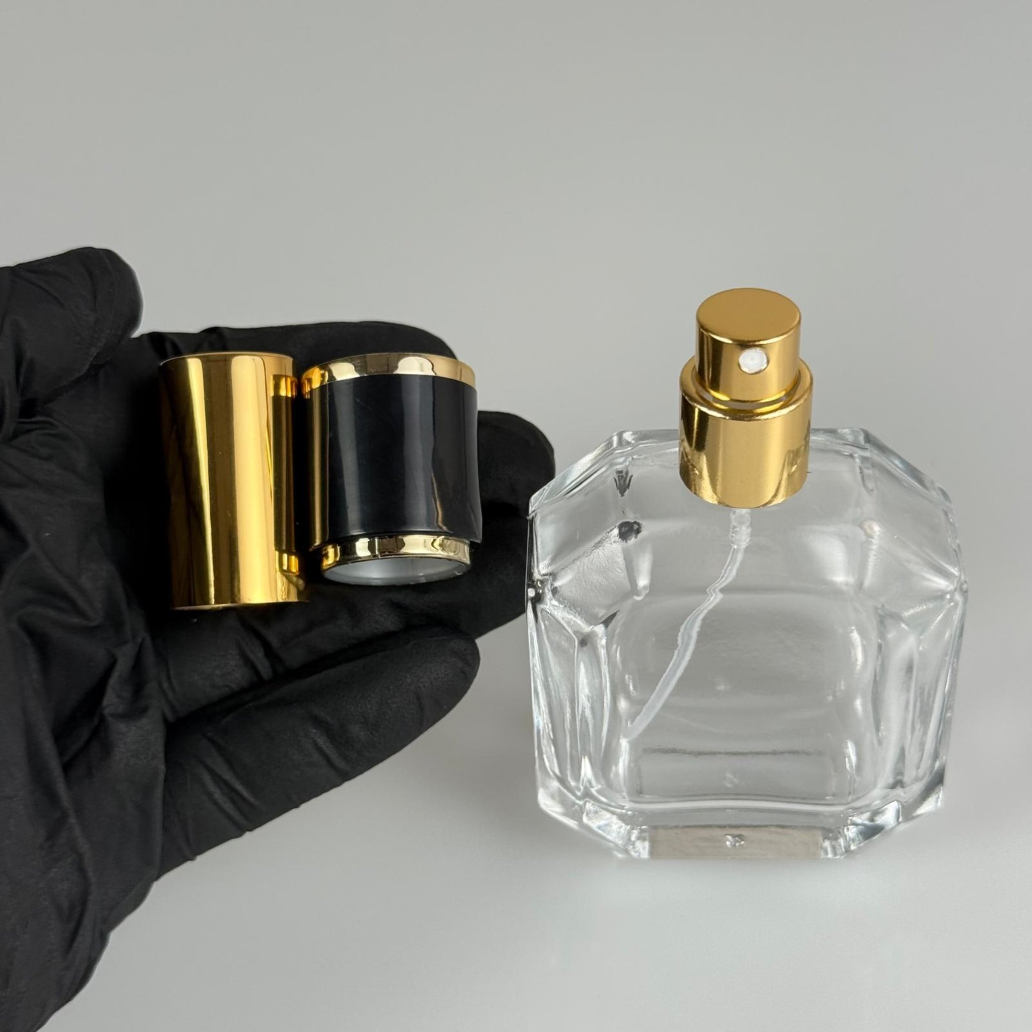 50 ML KAZABLANKA MODEL KÖŞELİ PARFÜM ŞİŞESİ + GOLD METALE METAL SPREY + SİYAHA GOLD POLO KAPAKLI SET (AĞIZ 13 MM VİDALI) TEKRAR DOLDURULABİLİR