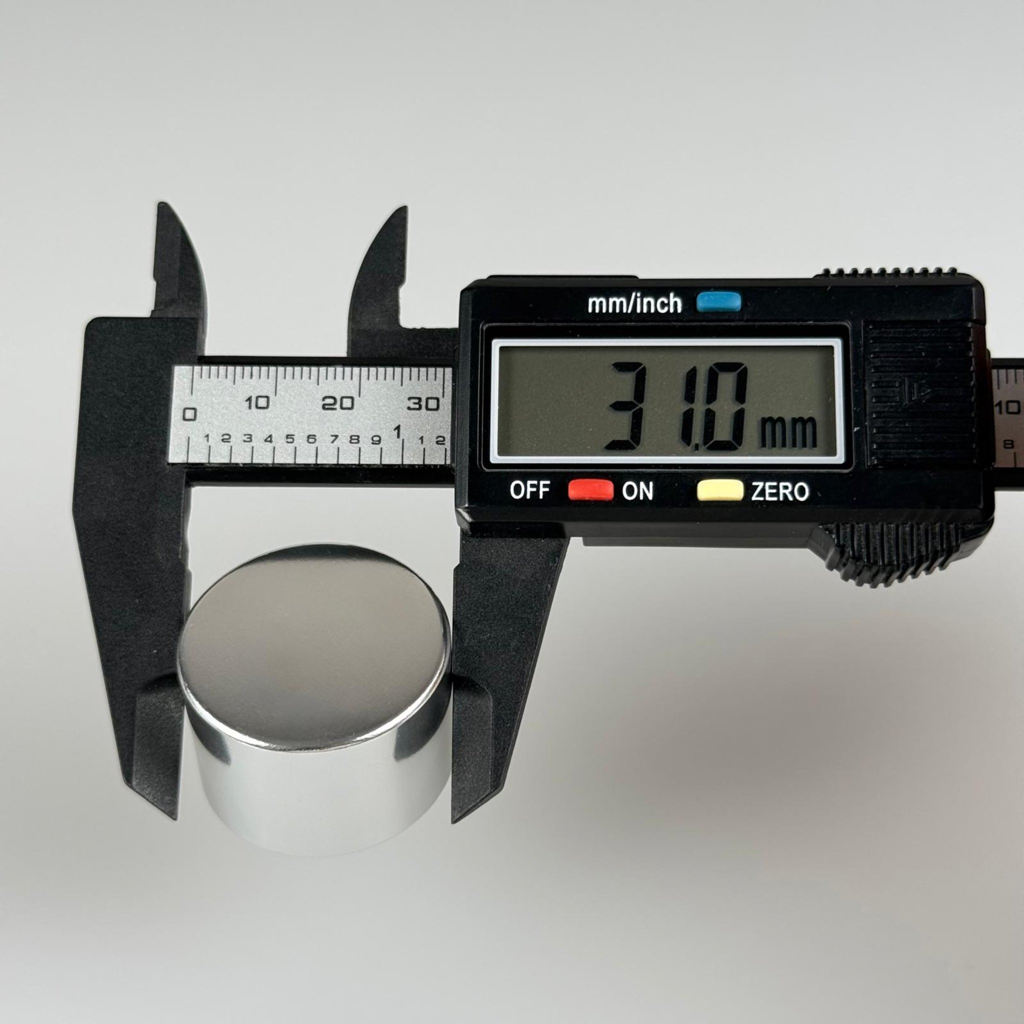 28 MM ALÜMİNYUM KAPLAMALI GÜMÜŞ KAPAK