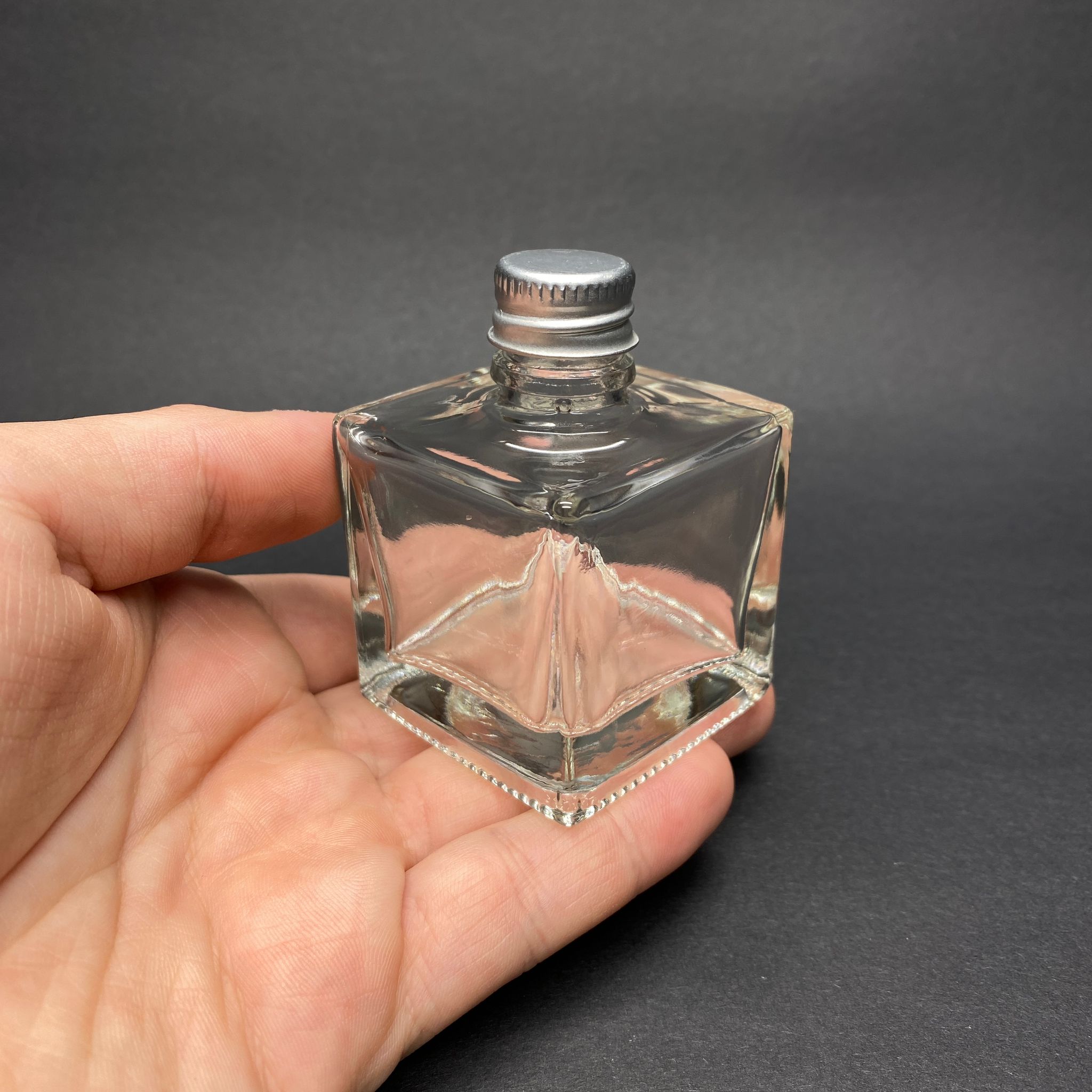 HEDİYELİK CAM KOLONYA ŞİŞESİ - 50 ML KARE ŞİŞE + GÜMÜŞ  METAL KAPAK + KOLONYA TIPALI TAKIM