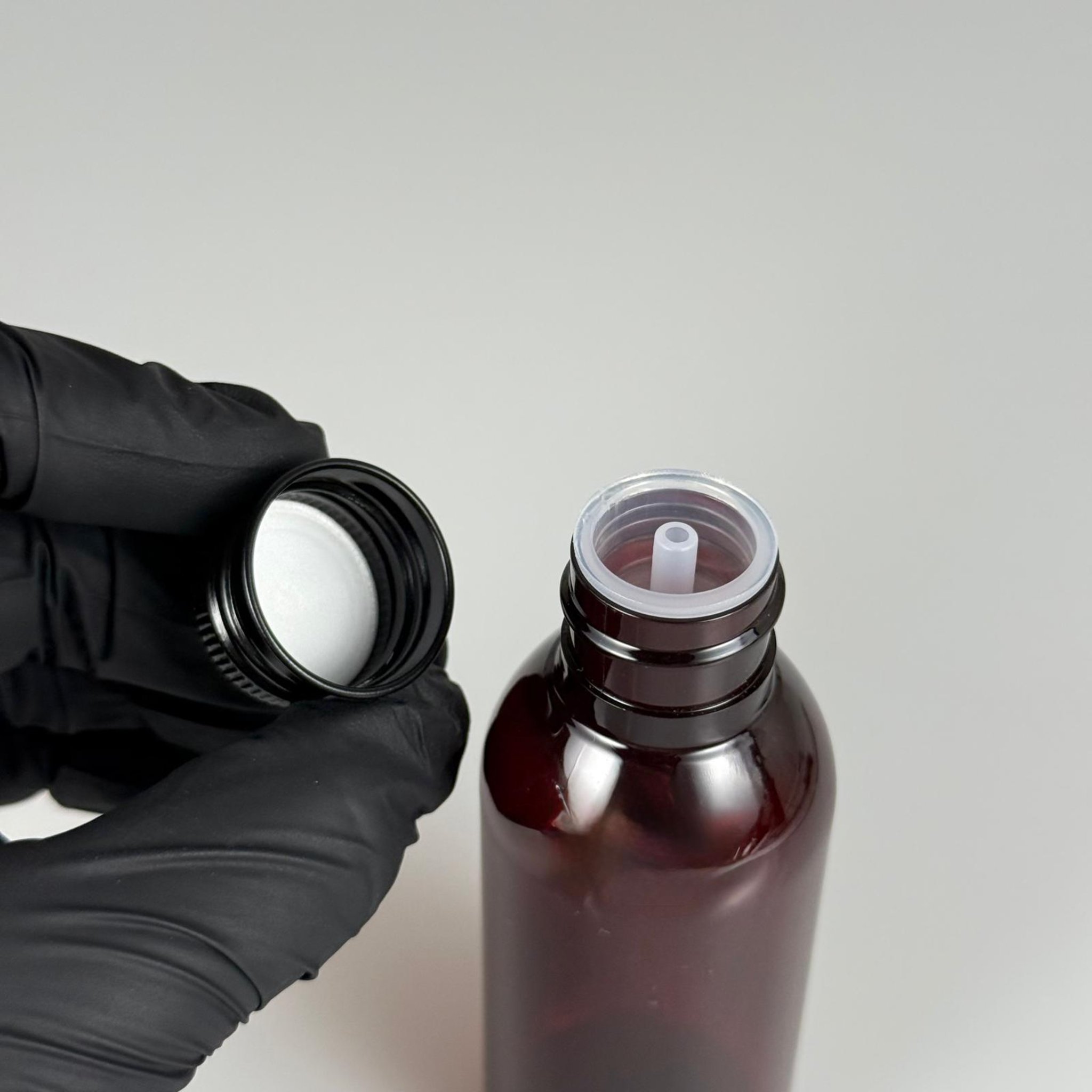 100 CC AMBER SERT MODEL PET ŞİŞE (24 AĞIZ) + KÖPÜK CONTALI SİYAH METAL ALÜMİNYUM KAPAK + KOLONYA TIPALI TAKIM - 100 ML KAPAKLI KAHVERENGİ KALIN PET ŞİŞELER