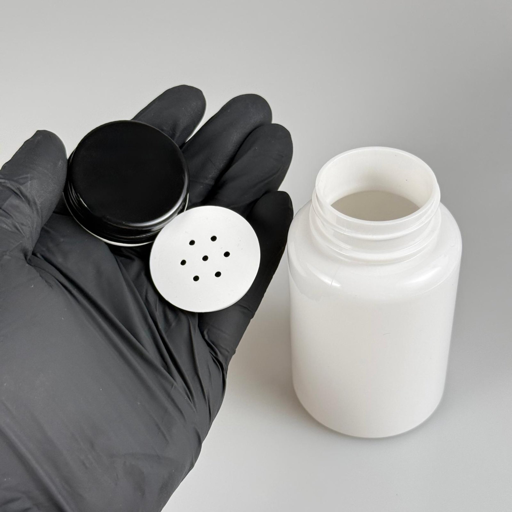 150 CC BEYAZ PET PUDRA ŞİŞESİ + KÖPÜK CONTALI SİYAH METAL KAPAKLI + PUDRA TIPALI TAKIM - 150 ML PUDRA KUTUSU, EKO TUZLUK