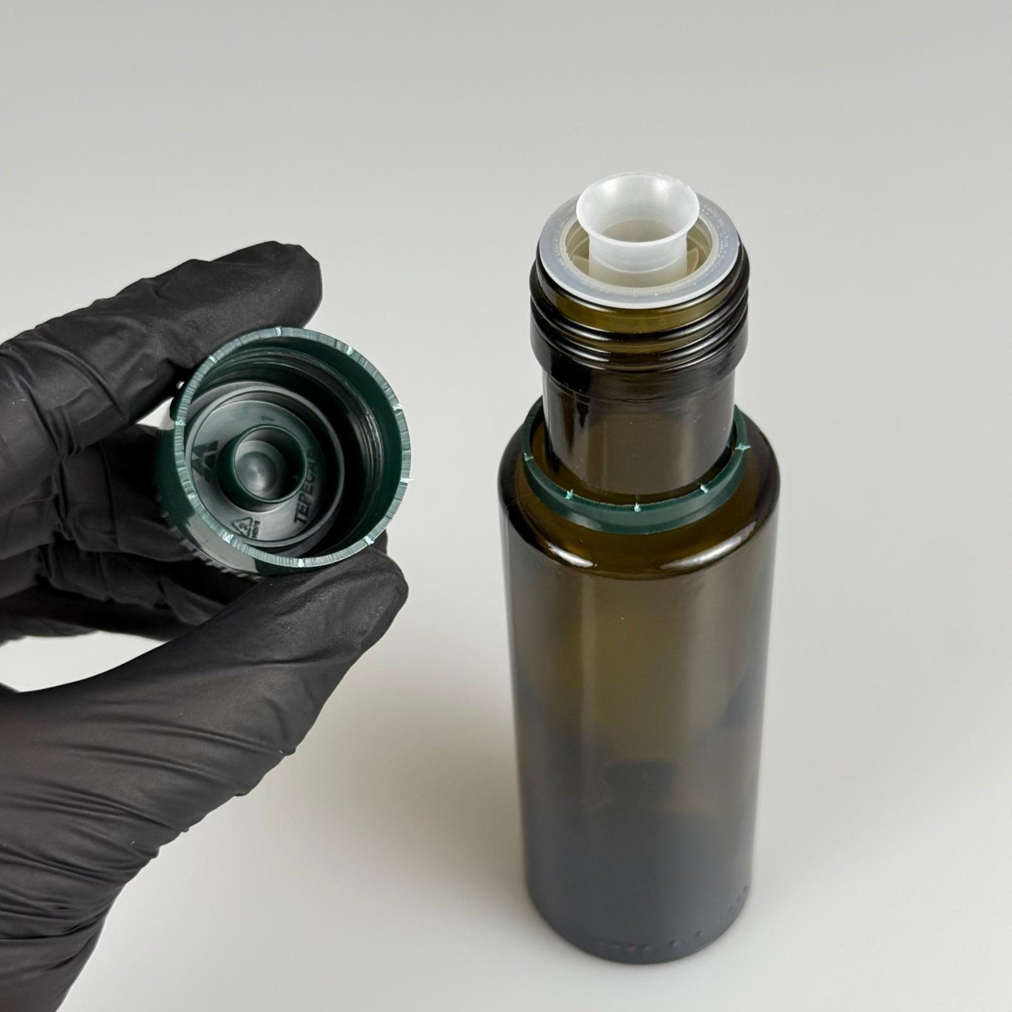 100 CC DORİKA CAM ŞİŞE KOYU YEŞİL (31 MM AĞIZ) - AKITICILI YEŞİL KİLİTLİ KAPAKLI - 100 ML SİLİNDİR DORİCA YAĞ VE SOS ŞİŞELERİ