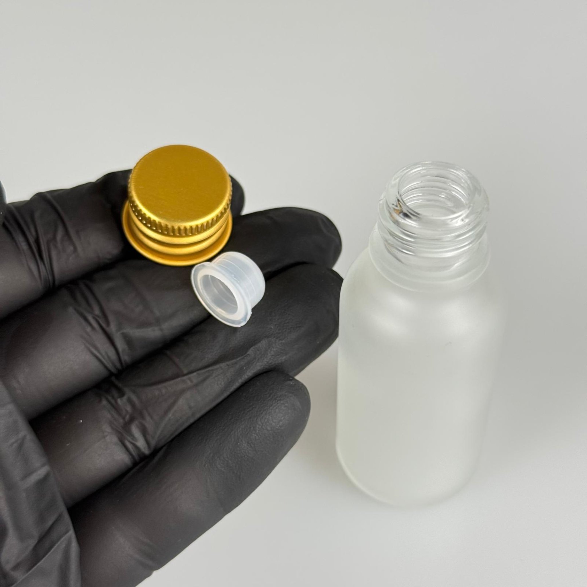 20 CC BUZLU CAM ŞİŞE + KÖPÜK CONTALI GOLD ALÜMİNYUM METAL KAPAKLI + DAMLALIKLI KOLONYA TIPALI TAKIM - 20 ML BUZLU CAM ŞİŞE