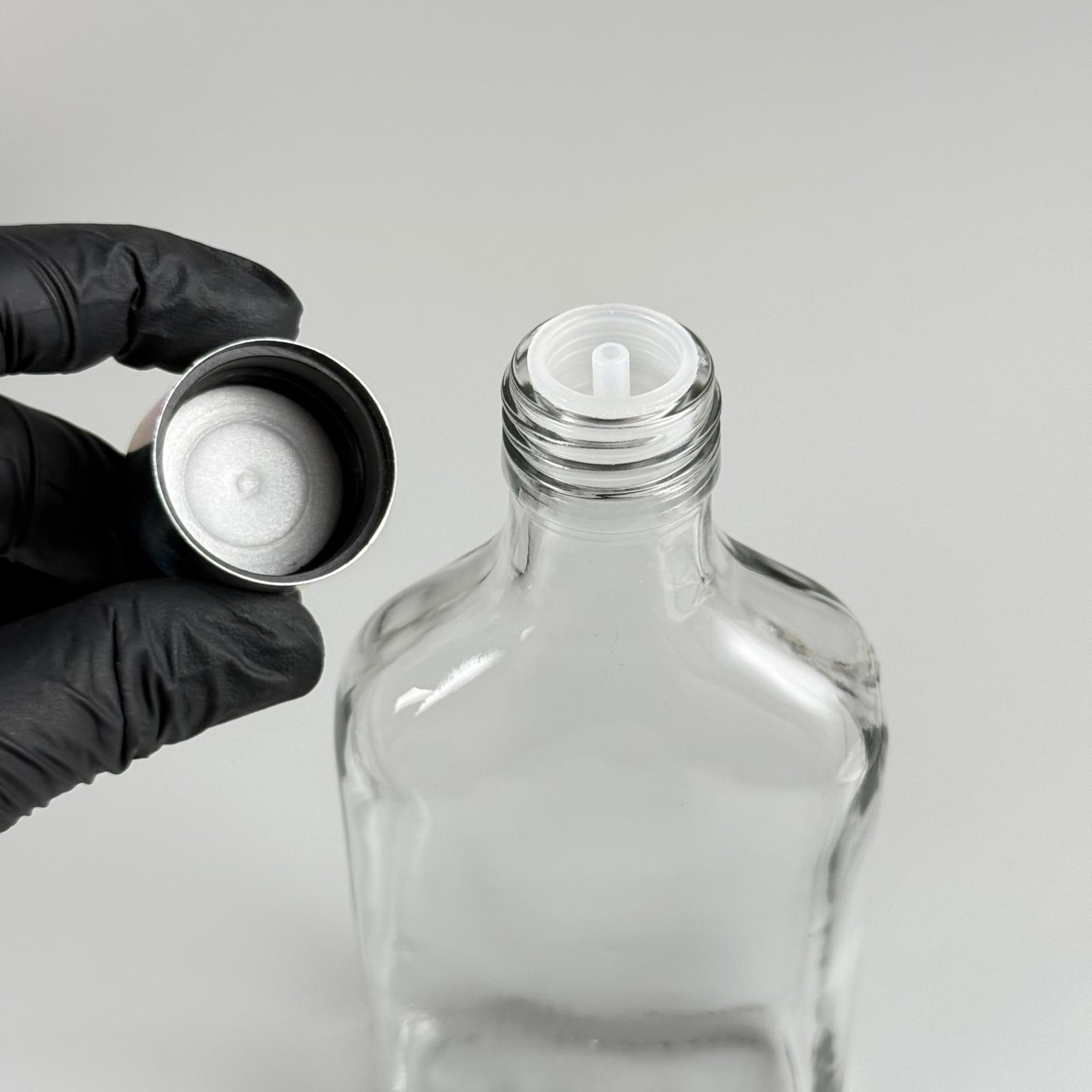 200 CC YASSI CAM ŞİŞE -  ALÜMİNYUM KAPLAMALI GÜMÜŞ KAPAKLI + DAMLALIKLI KOLONYA TIPALI TAKIM - 200 ML CAM ŞİŞE