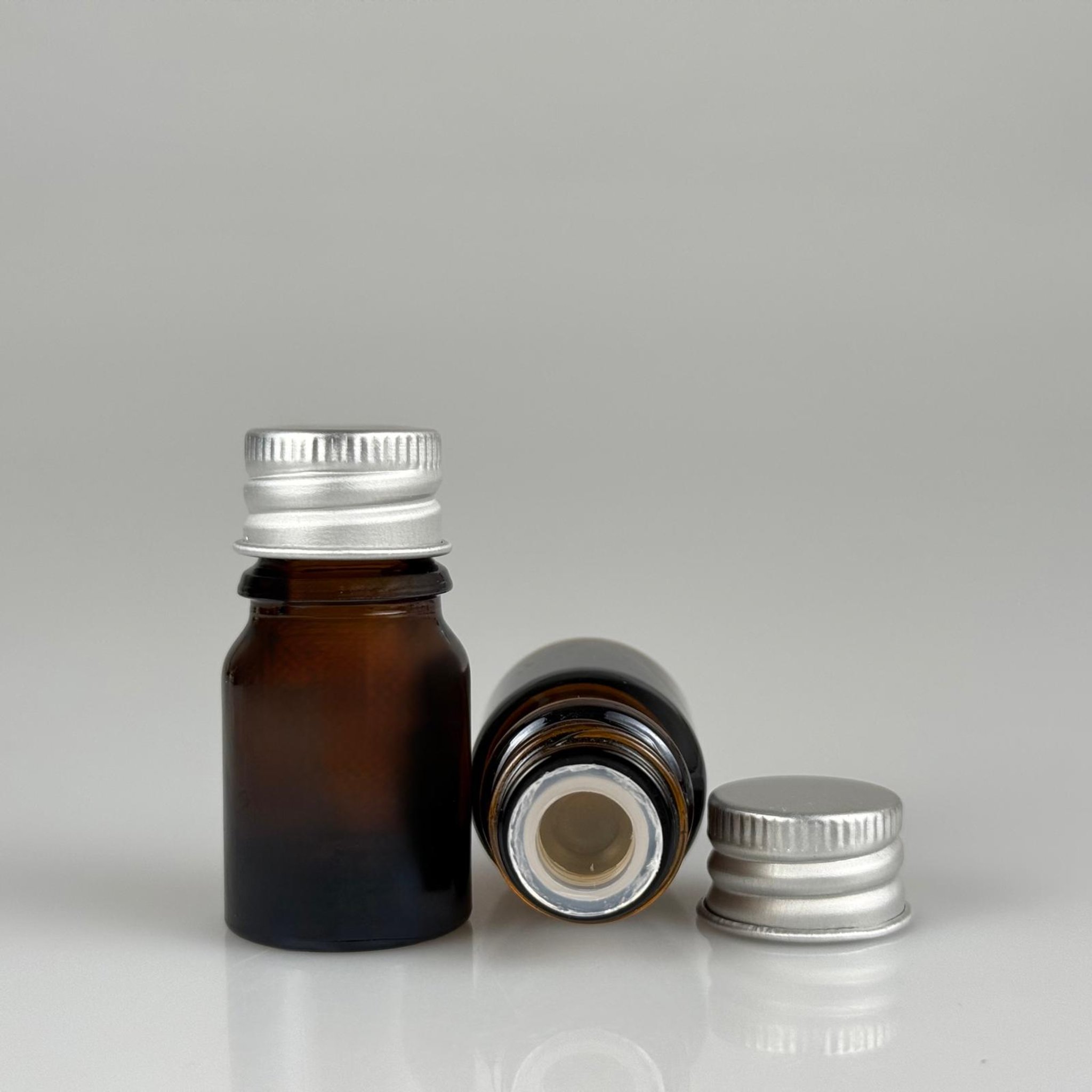 3 CC AMBER CAM ŞİŞE + KÖPÜK CONTALI GÜMÜŞ ALÜMİNYUM METAL KAPAKLI + KÖR TIPALI TAKIM - 3 ML KAHVERENGİ CAM ŞİŞE