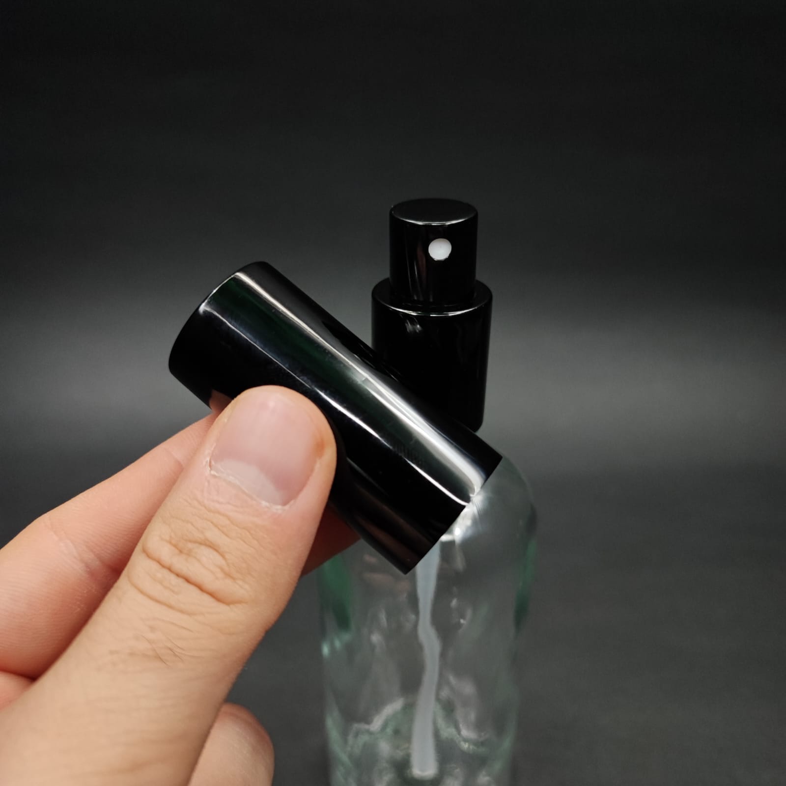 100 ML LÜKS VİDALI VALF ÇEVİRME PARFÜM ŞİŞELERİ - 100 CC ŞEFFAF CAM ŞİŞE - SİYAH METAL SPREYLİ KAPAKLI SET