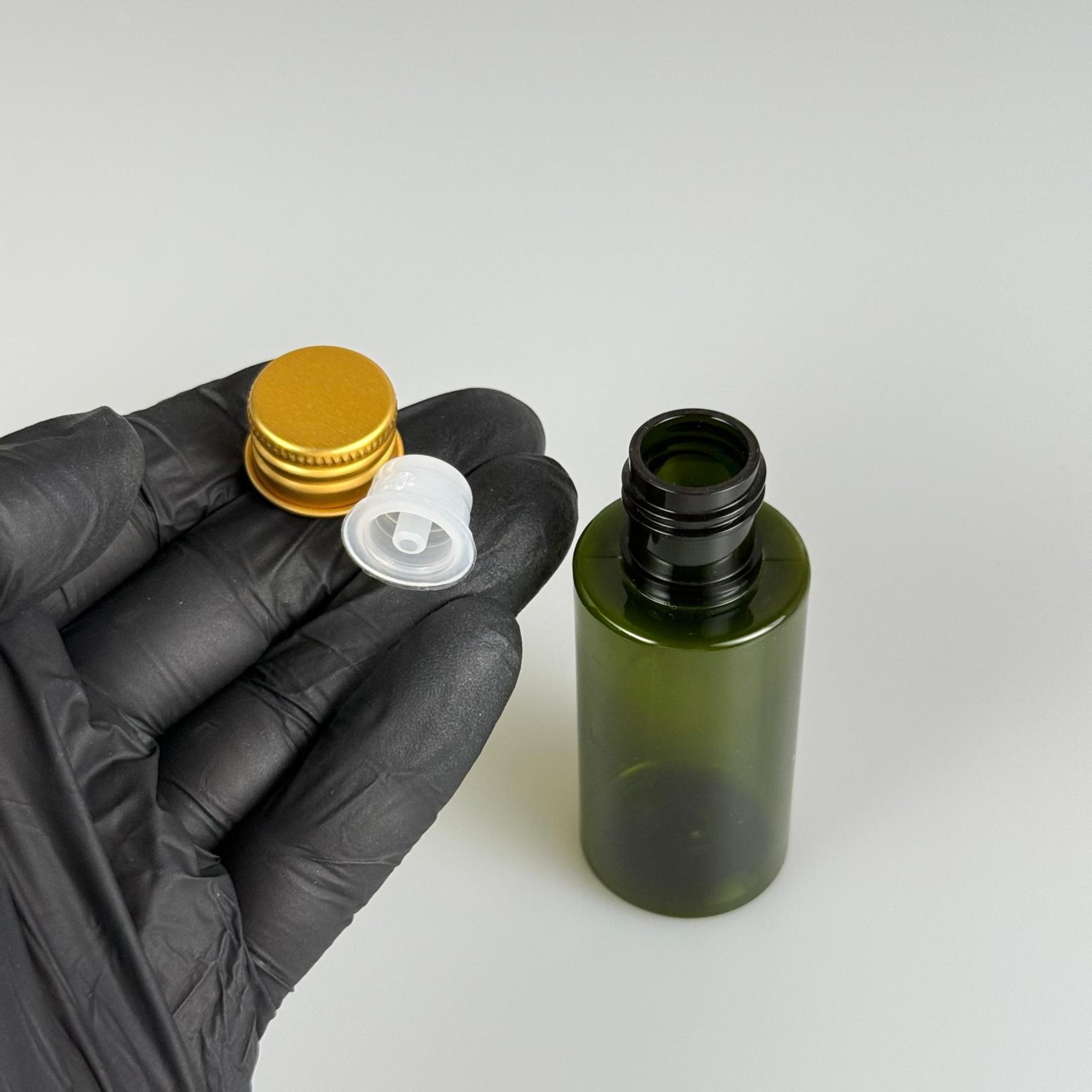 35 CC  SİLİNDİR YEŞİL PET ŞİŞE + KÖPÜK CONTALI GOLD ALÜMİNYUM METAL KAPAKLI + DAMLALIKLI KOLONYA TIPALI TAKIM - 35 ML PLASTİK ŞİŞE