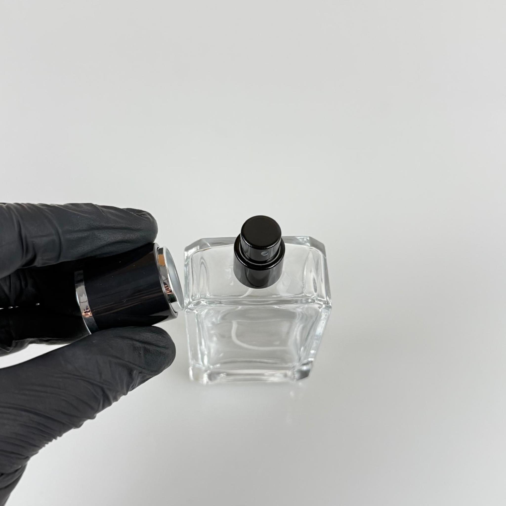 50 ML KÖŞELİ MODEL ANGEL PARFÜM ŞİŞESİ - SİYAH METAL SPREYLİ + GÜMÜŞ SİYAH KAPAKLI (AĞIZ 15 MM GEÇME KOLAY KAPAMA)