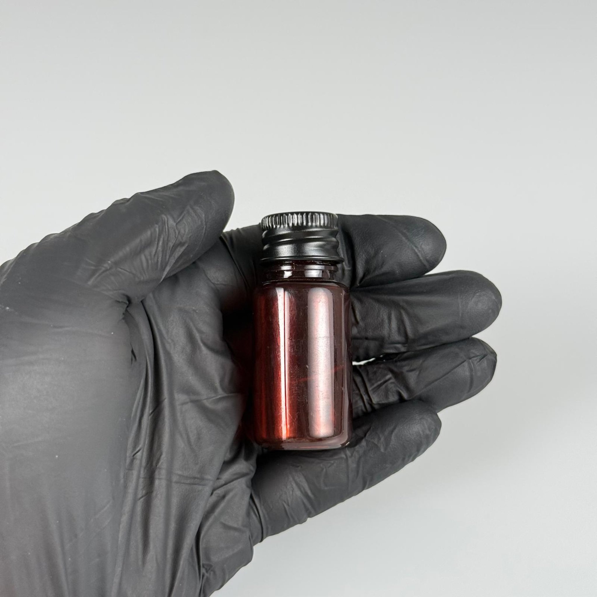 10 CC AMBER PET SHOT ŞİŞE - KÖPÜK CONTALI SİYAH ALÜMİNYUM METAL KAPAKLI + DAMLALIKLI KOLONYA TIPALI TAKIM - 10 ML KAHVERENGİ PLASTİK ŞİŞE