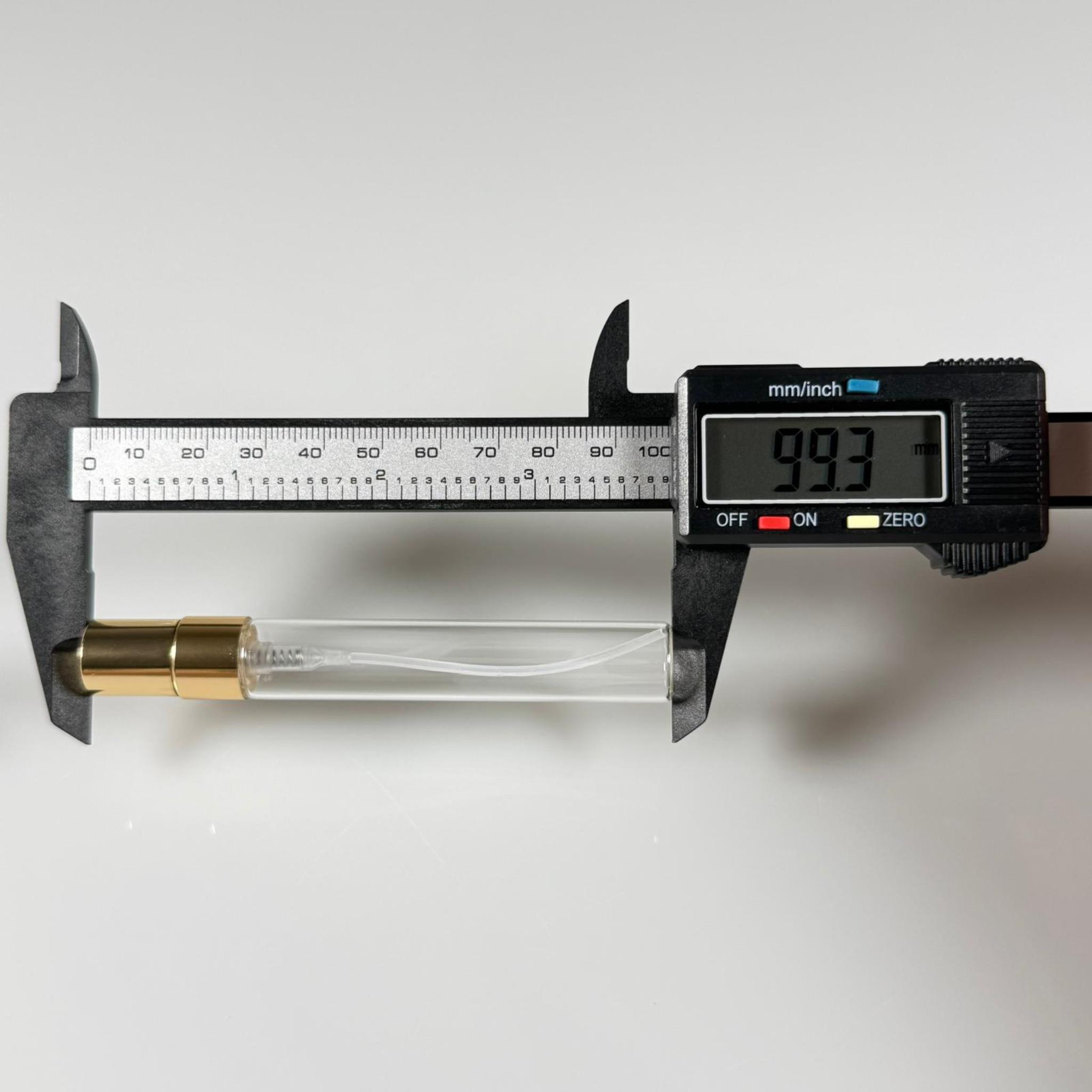 8 CC TESTER PARFÜM ŞİŞESİ - CAM KALEM PARFÜM ŞİŞESİ GOLD METAL SPREYLİ KAPAKLI TAKIM - 8 ML CAM TÜP PARFÜM ŞİŞESİ - VİDALI SPREY VALF TEKRAR DOLDURULABİLİR - HEDİYELİK CAM KOLONYA ŞİŞESİ - DÜĞÜN, NİŞAN, SÖZ, KINA, CENAZE, PROMOSYON İÇİN HEDİYELİK KOLONYA ŞİŞELERİ