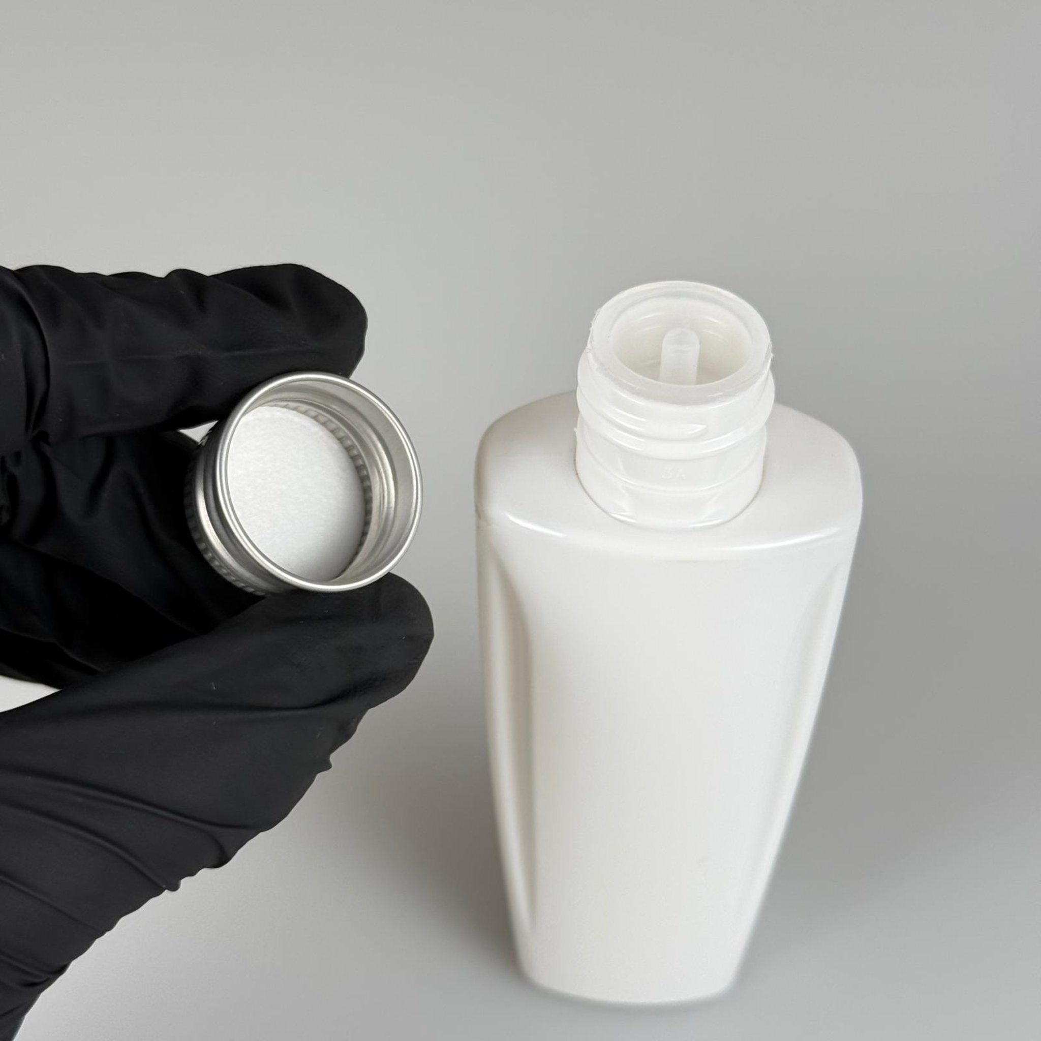 100 CC BEYAZ SERT PET ŞİŞE (LOREAL PARİS MODEL) 24 AĞIZ + KÖPÜK CONTALI GÜMÜŞ METAL ALÜMİNYUM KAPAK + KOLONYA TIPALI TAKIM - 100 ML KAPAKLI KOZMETİK PLASTİK ŞİŞELER