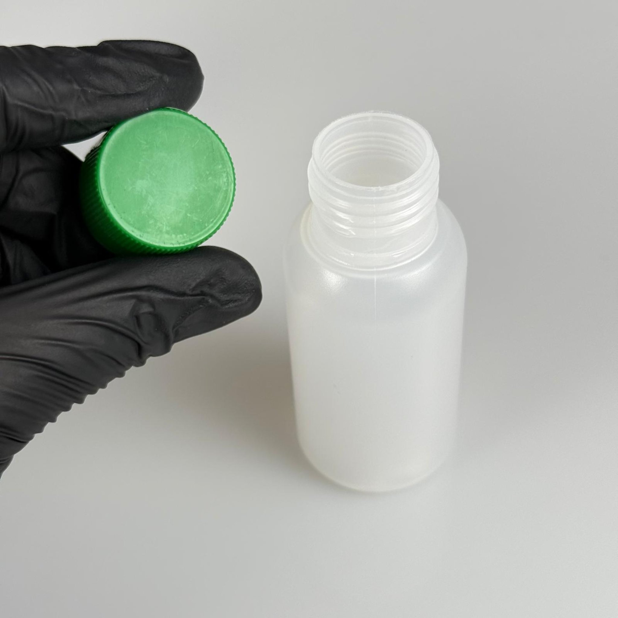 50 ML SIKILABİLİR YUMUŞAK POLİETİLEN PE PLASTİK ŞİŞE - CONTALI YEŞİL KAPAKLI - 50 cc sos, yağ, kartuş, mürekkep vb için boş şişeler