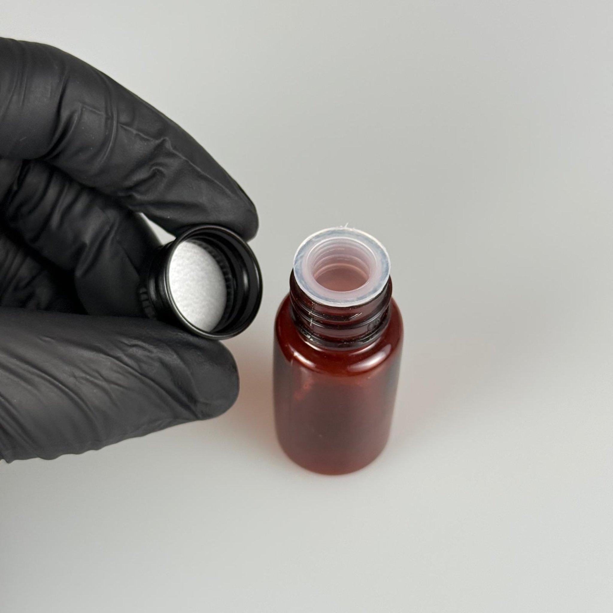 10 CC AMBER PET SHOT ŞİŞE - KÖPÜK CONTALI SİYAH ALÜMİNYUM METAL KAPAKLI + KÖR TIPALI TAKIM - 10 ML KAHVERENGİ PLASTİK ŞİŞE