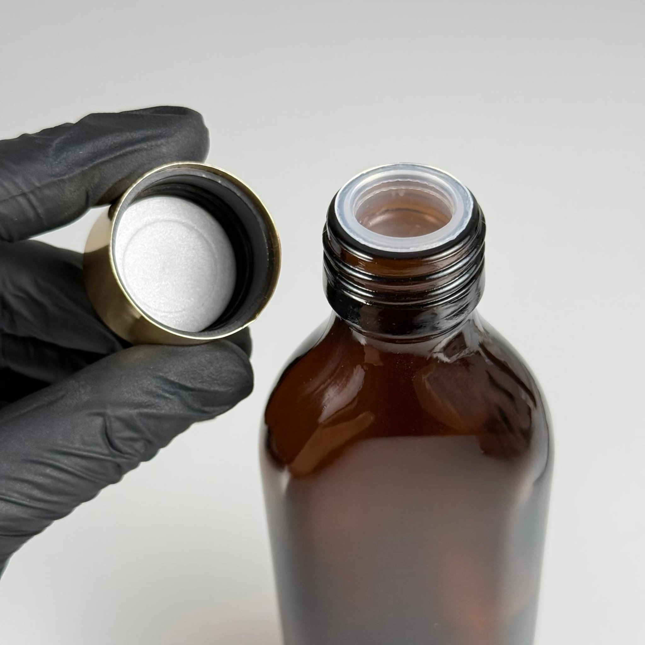 150 CC YASSI AMBER CAM ŞİŞE - ALÜMİNYUM KAPLAMALI GOLD KAPAKLI + KÖR TIPALI TAKIM - 150 ML KAHVERENGİ CAM ŞİŞE