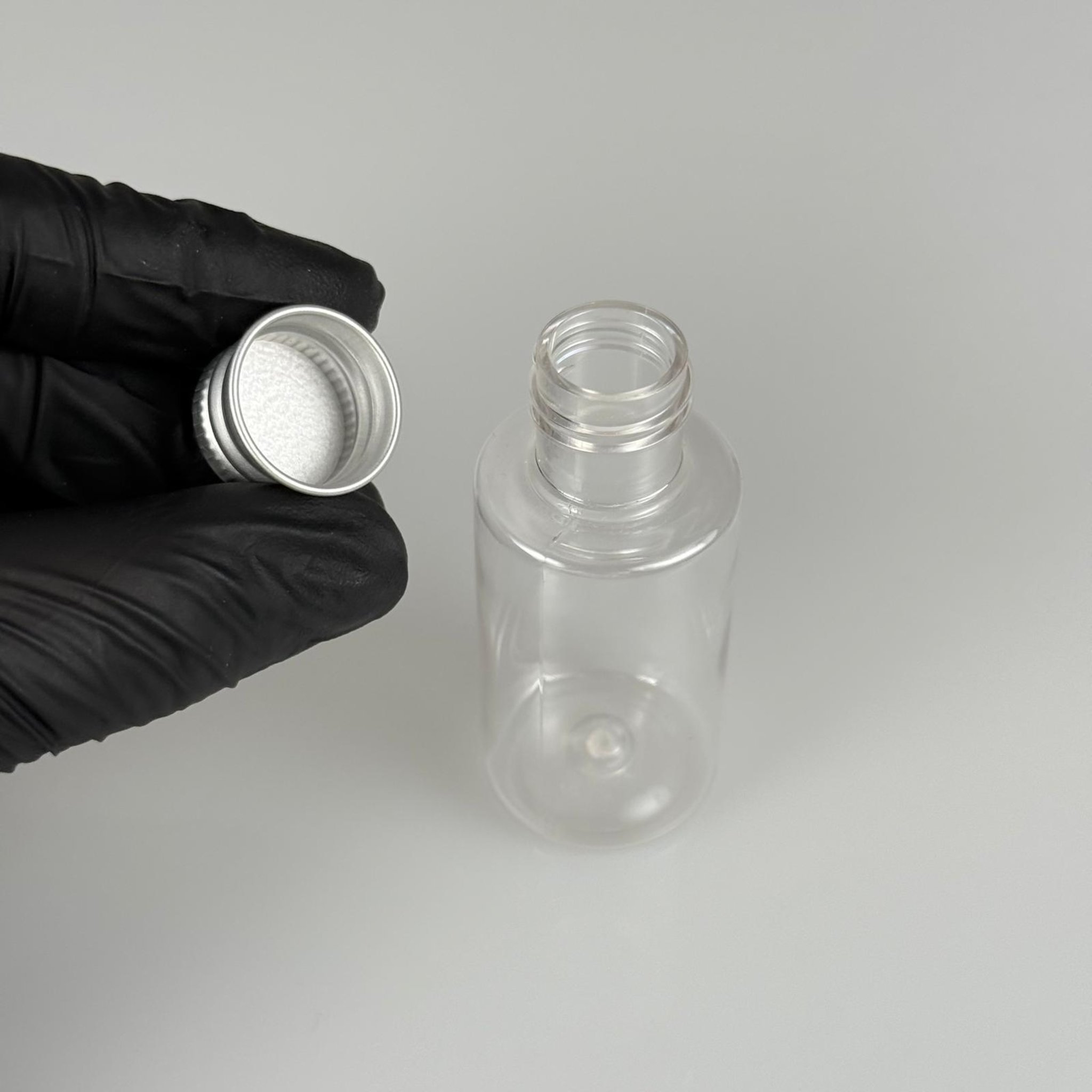 30 CC SİLİNDİR KISA MODEL PET ŞİŞE - KÖPÜK CONTALI GÜMÜŞ ALÜMİNYUM METAL KAPAKLI TAKIM - 30 ML ŞEFFAF PET ŞİŞE