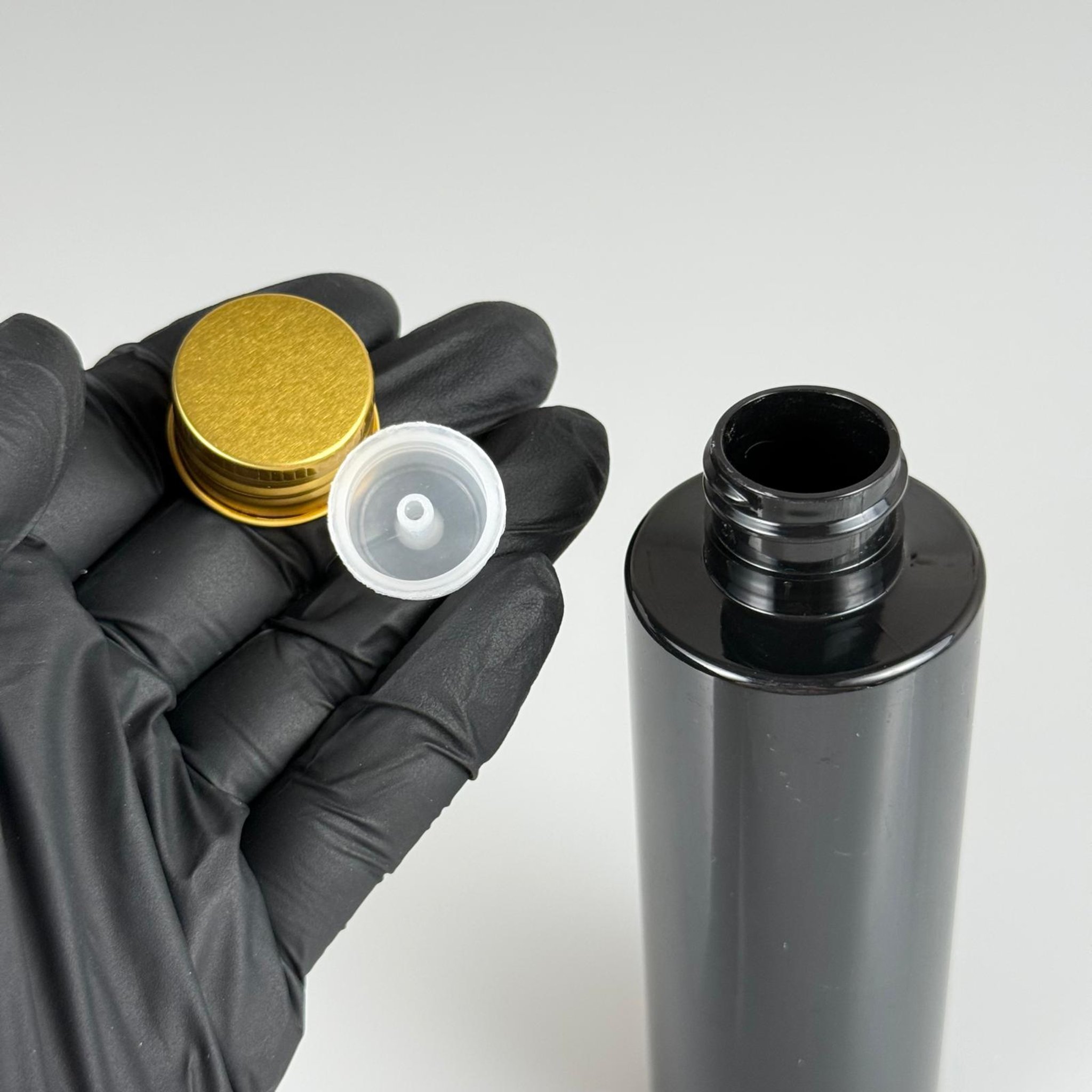 150 CC SİYAH SİLİNDİR MODEL PARLAK SERT PET ŞİŞE (24 AĞIZ) + KÖPÜK CONTALI GOLD METAL ALÜMİNYUM KAPAK + KOLONYA TIPALI TAKIM - 150 ML KAPAKLI SİYAH PET ŞİŞELER