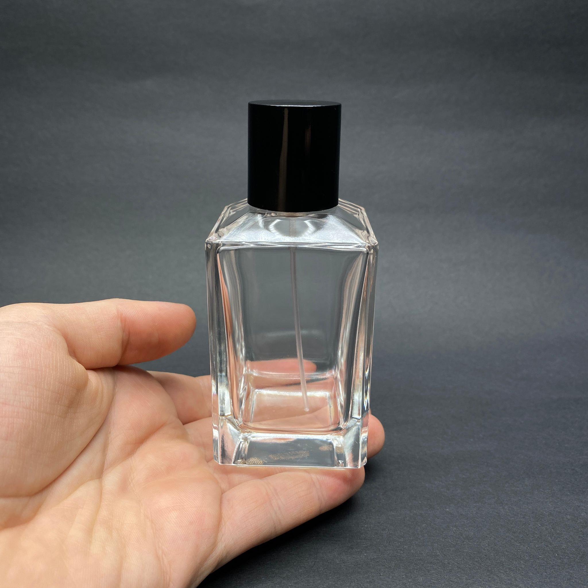 100 ML KÖŞELİ KONİK MODEL PRİZMA PARFÜM ŞİŞESİ - GÜMÜŞ METAL SPREYLİ + SİYAH KAPAKLI (AĞIZ 15 MM GEÇME KOLAY KAPAMA)
