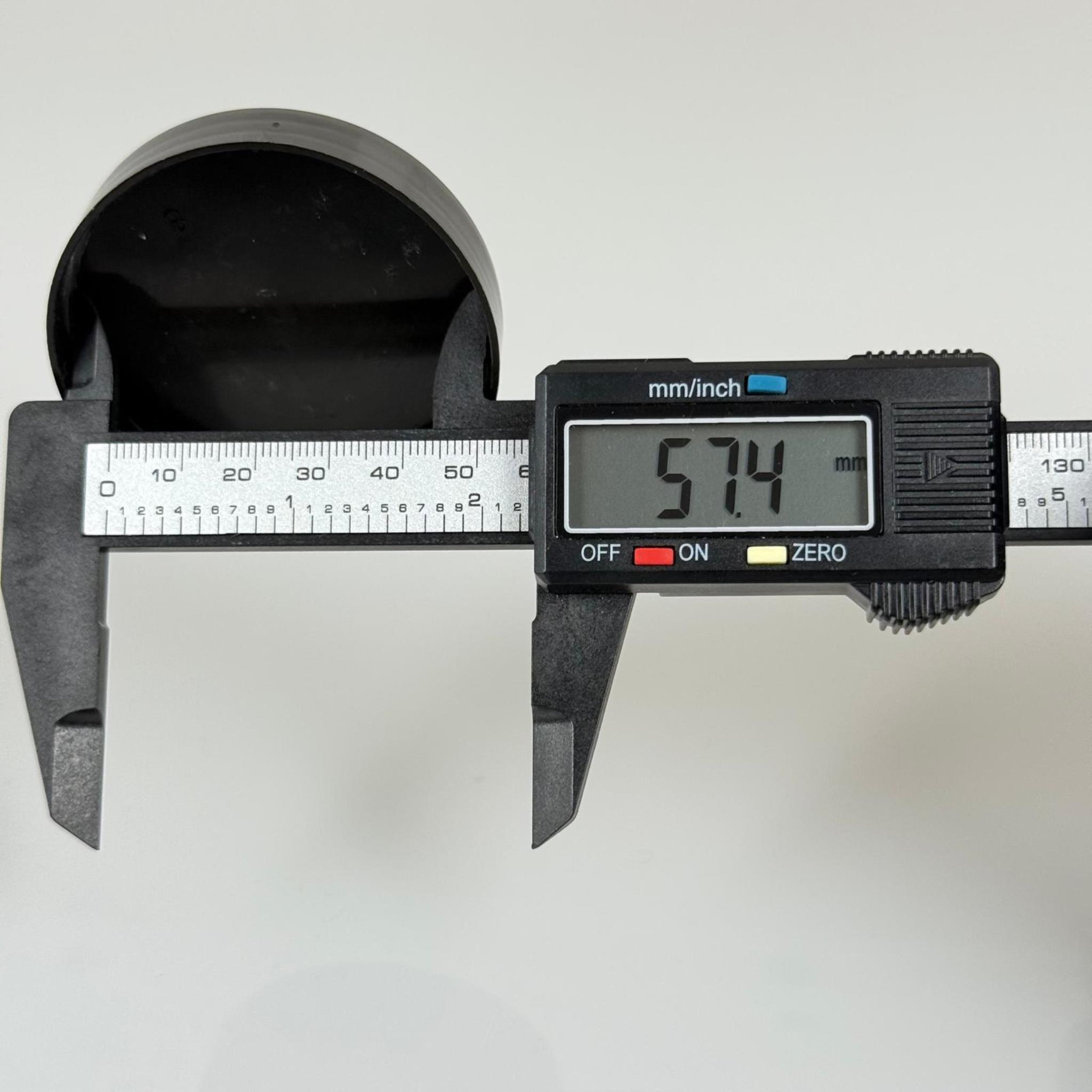 57 MM VİDALI PLASTİK KAPAK SİYAH (ŞİŞECAM 50 CC CAM KREM UYUMLU)