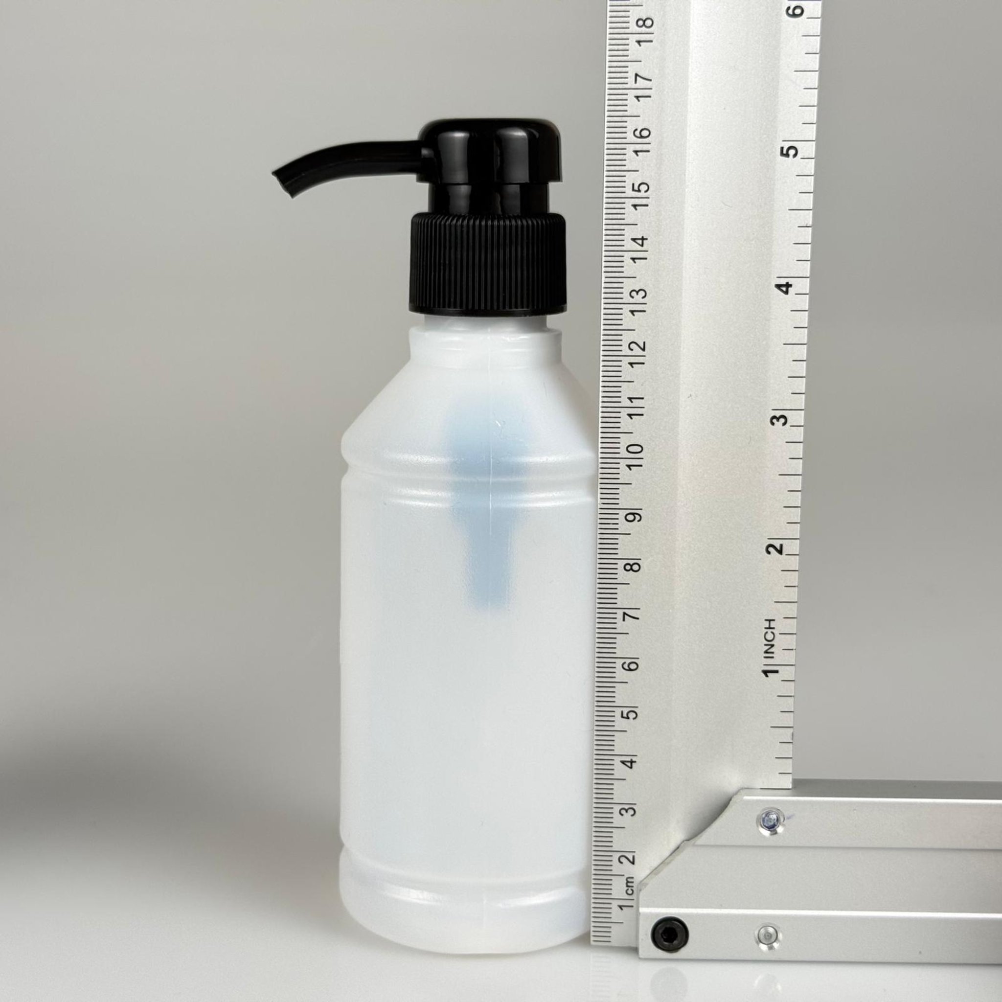 250 CC POLİETİLEN YARI SAYDAM MODEL ŞİŞE - SİYAH DOZAJ POMPALI (HER BASMADA 4 CC SIVI ATAR)  - 250 ML POMPALI ŞİŞE - ŞURUP, ŞAMPUAN, KREM GİBİ YOĞUN KIVAMLI SIVILARDA KULLANILIR