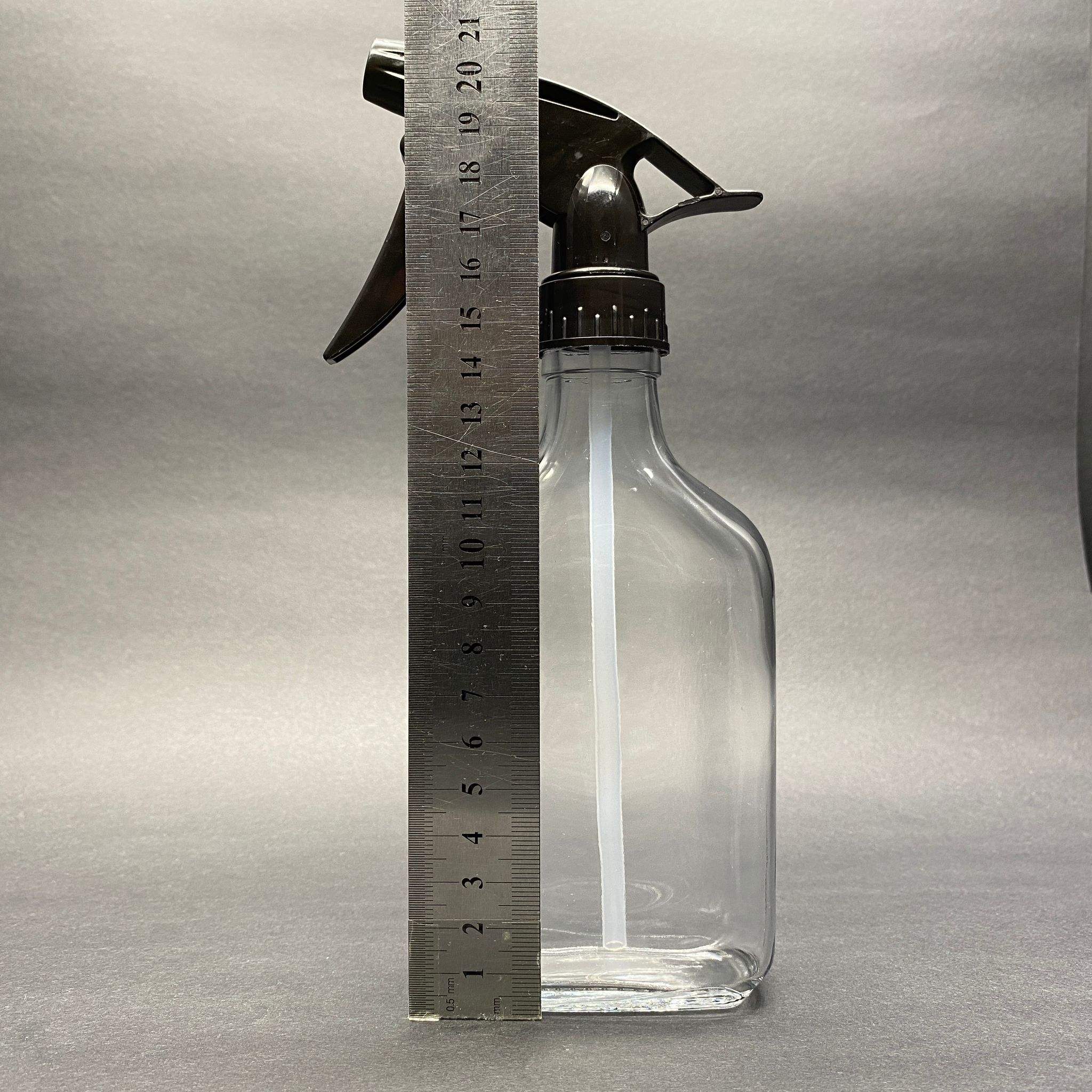200 CC YASSI CAM ŞİŞE - DOZAJLI KİMYASALA DAYANIKLI SİYAH TRİGER TETİK SPREYLİ - 200 ML TEMİZLİK , ODA PARFÜMÜ , KİMYASAL , BERBER VB İÇİN YASSI CAM ŞİŞE