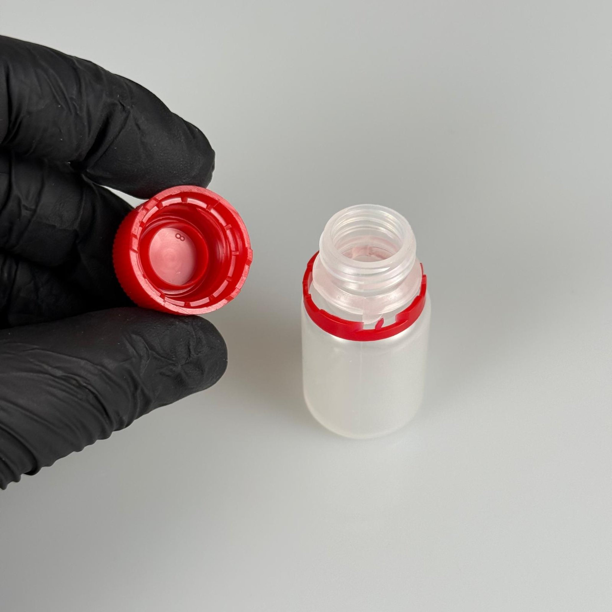 10 CC SHOT ŞİŞESİ - KİLİTLİ KIRMIZI KAPAKLI - NATÜREL - 10 ML POLİETİLEN CARNITINE SHOT ŞİŞESİ - MEDİKAL VE KOZMETİK AMBALAJ