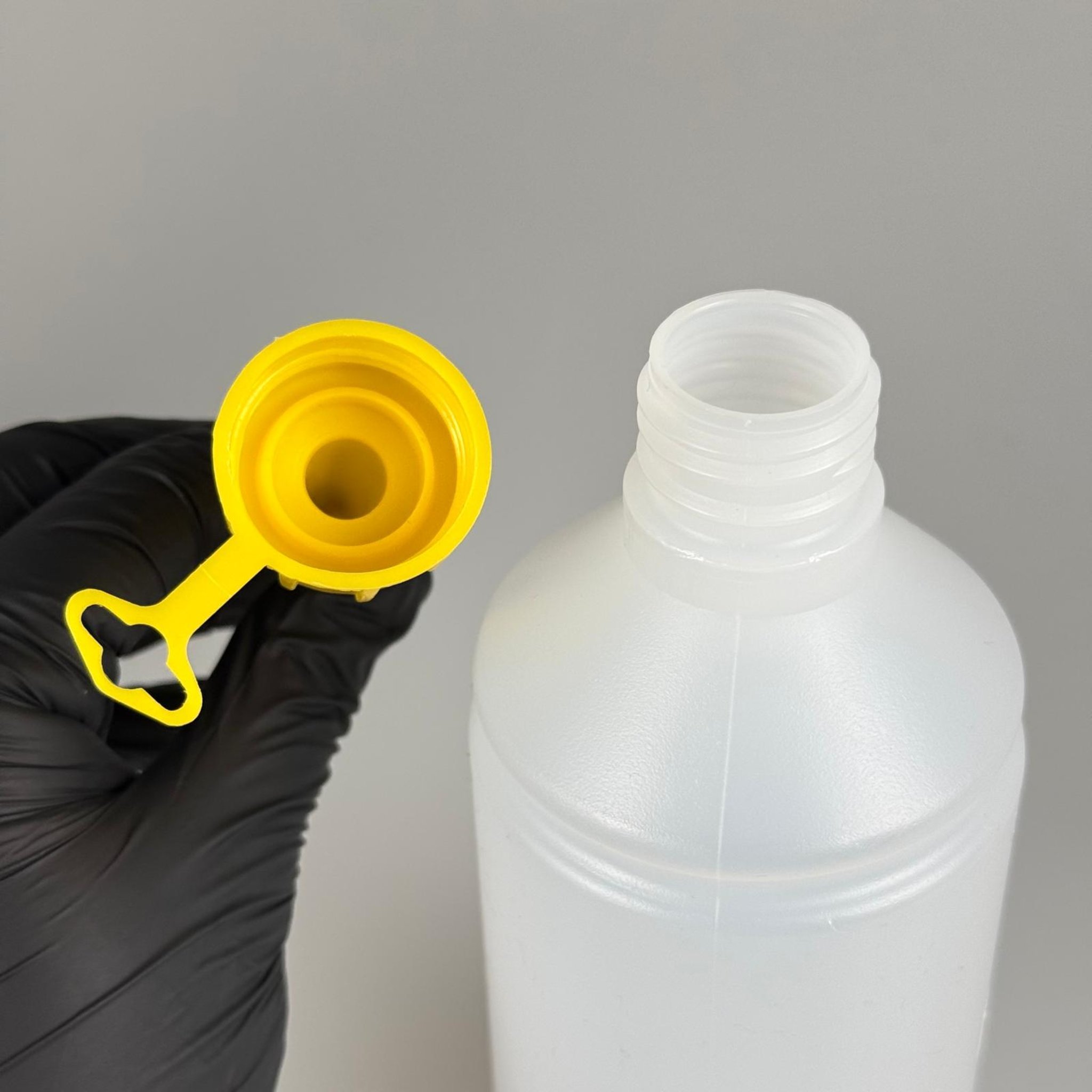 500 CC TİNER ŞİŞESİ - KİLİTLİ CONTALI  BEYAZ KAPAKLI + AKITICILI SİVRİ SARI KARTUŞ KAPAKLI - 500 ML KİMYASALA DAYANIKLI PLASTİK ŞİŞE - 0,5 LT POLİETİLEN ŞİŞE TOMBUL