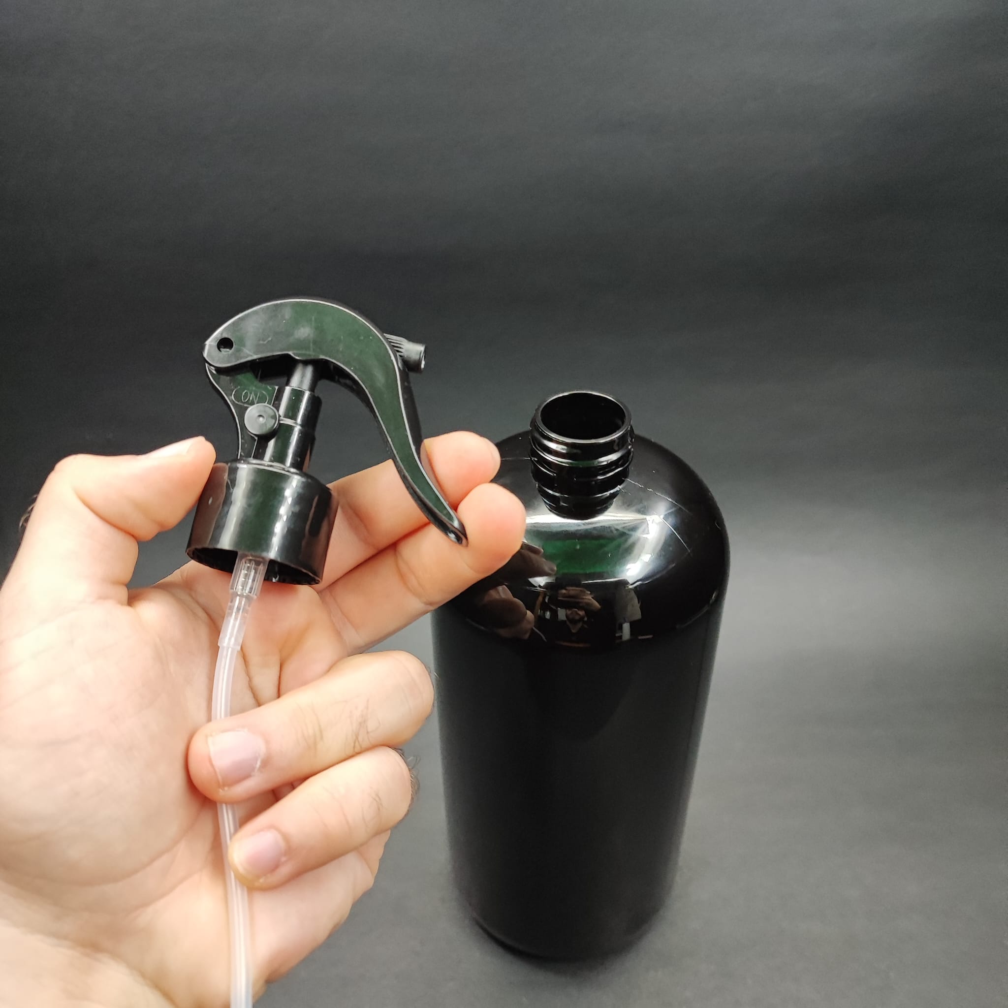 1000 CC SİYAH PLASTİK ŞİŞE - SİYAH TRİGER SPREYLİ (DUMAN GİBİ PÜSKÜRTÜR) - 1000 ML SİYAH BOŞ SPREYLİ PET ŞİŞE