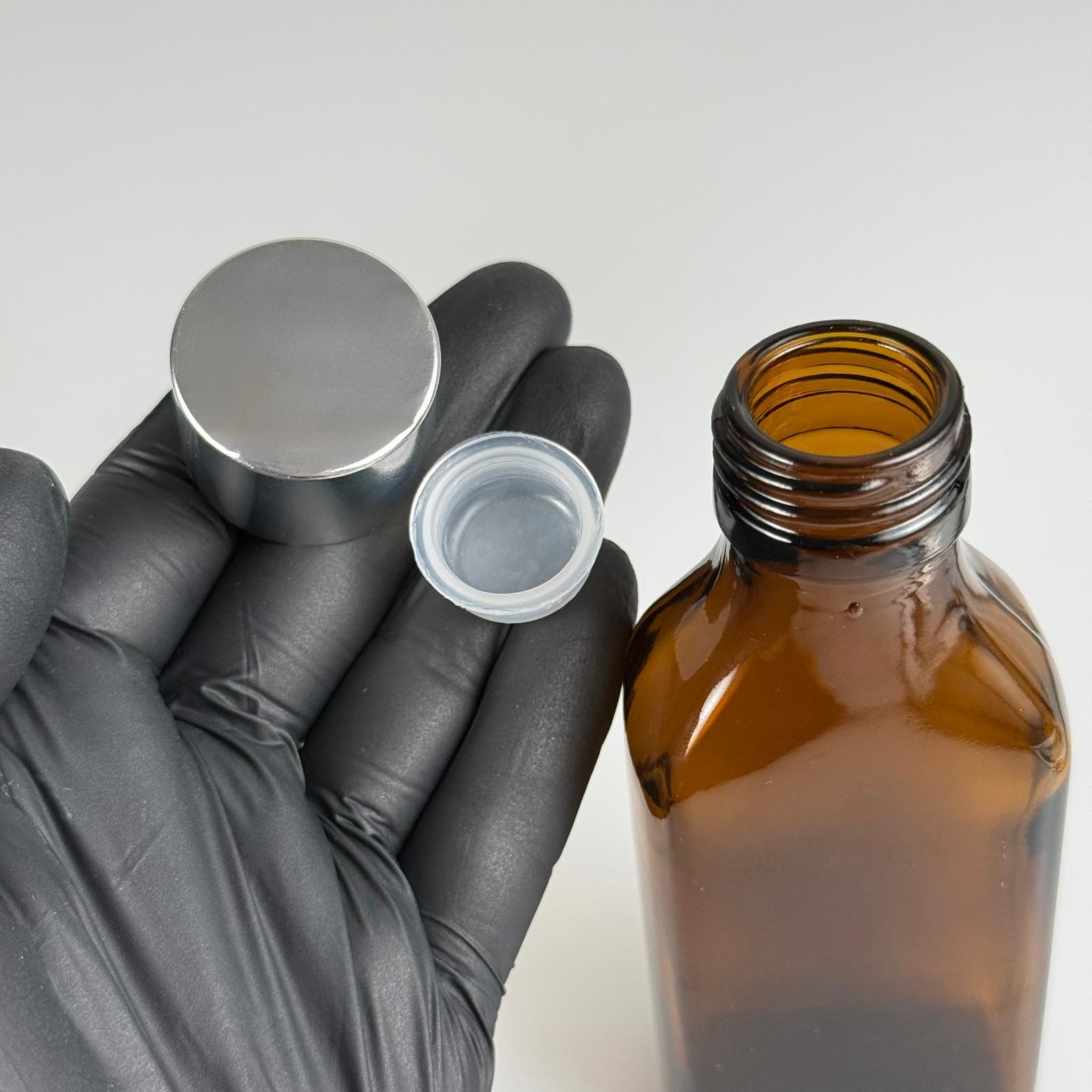 100 CC AMBER YASSI CAM ŞİŞE + ALÜMİNYUM KAPLAMALI GÜMÜŞ KAPAKLKI + KÖR TIPALI TAKIM - 100 ML KAYVERENGİ CAM ŞİŞE