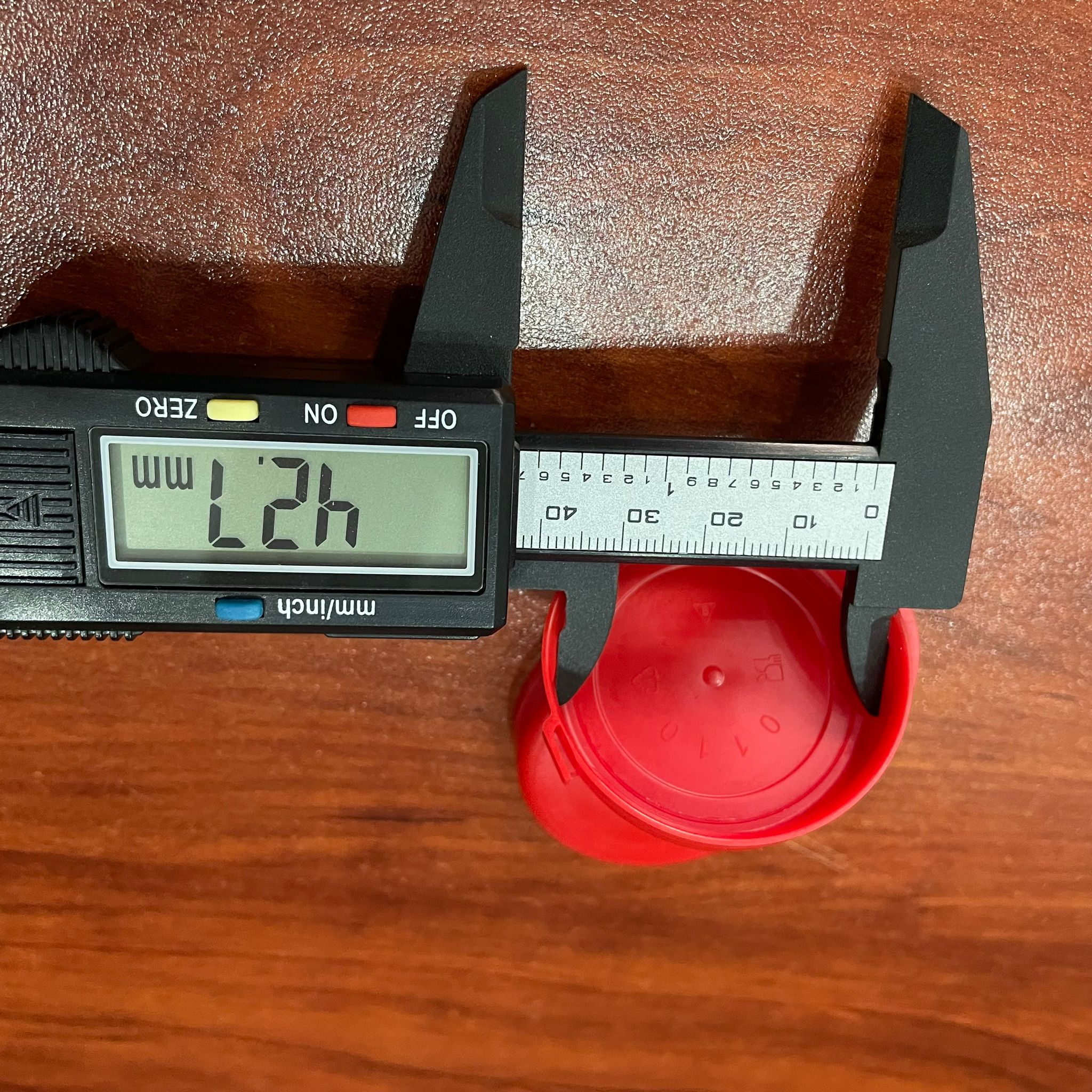 44/11 MM PLASTİK AYRAN KAPAĞI KIRMIZI KİLİTLİ YIRTMAÇLI GEÇMELİ KAPAK - CAM SÜT ŞİŞESİ KAPAĞI - CAM AYRAN ŞİŞESİ KAPAK