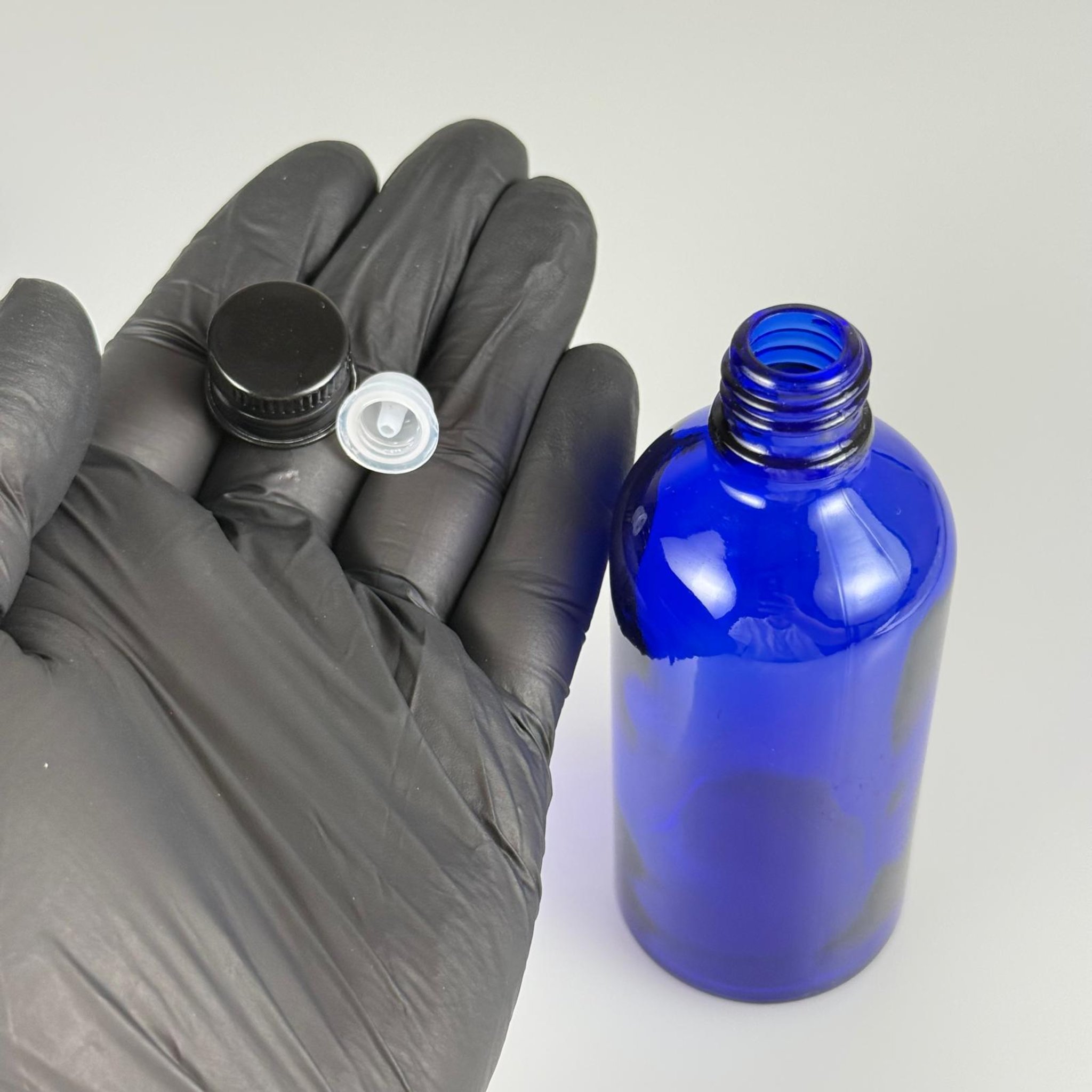 100 CC MAVİ CAM ŞİŞE + KÖPÜK CONTALI SİYAH ALÜMİNYUM METAL + DAMLALIKLI KOLONYA TIPALI KAPAKLI TAKIM - 100 ML MAVİ CAM ŞİŞE