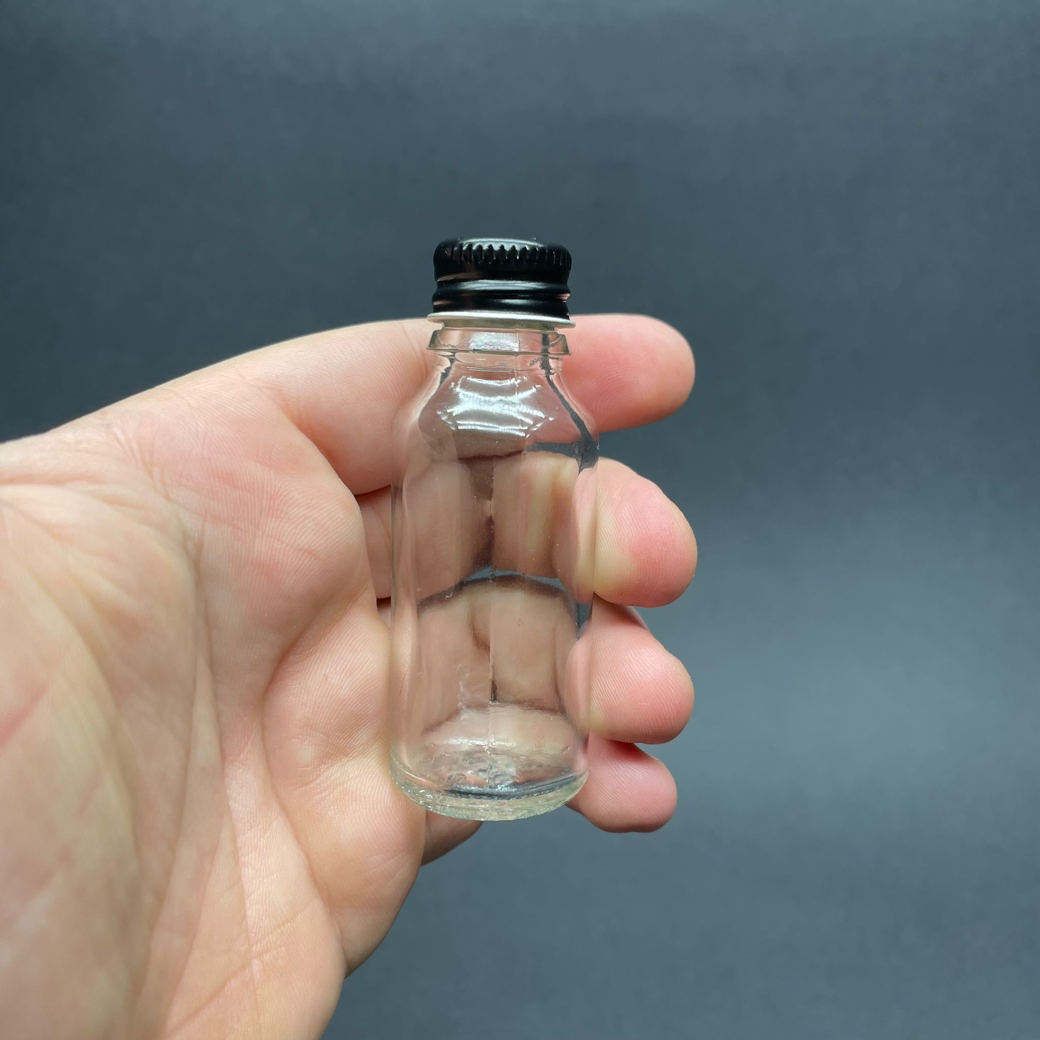20 CC ŞEFFAF CAM ŞİŞE - SİYAH VİDALI METAL KAPAKLI - 20 ML CAM ŞİŞE