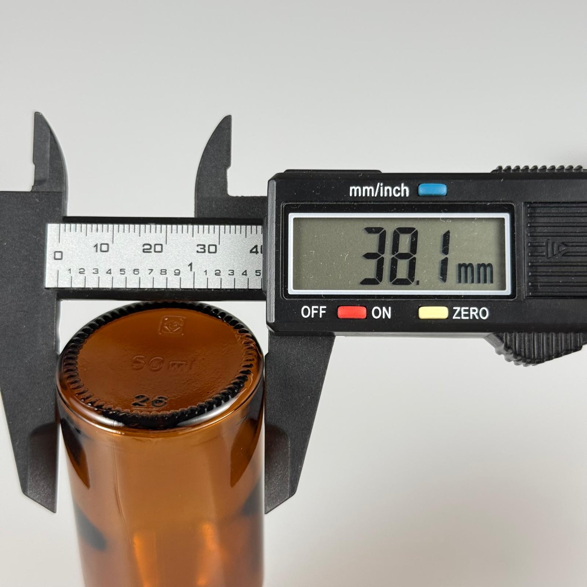 50 CC AMBER CAM ŞİŞE + KÖPÜK CONTALI GOLD ALÜMİNYUM METAL KAPAKLI TAKIM - 50 ML KAHVERENGİ CAM ŞİŞE