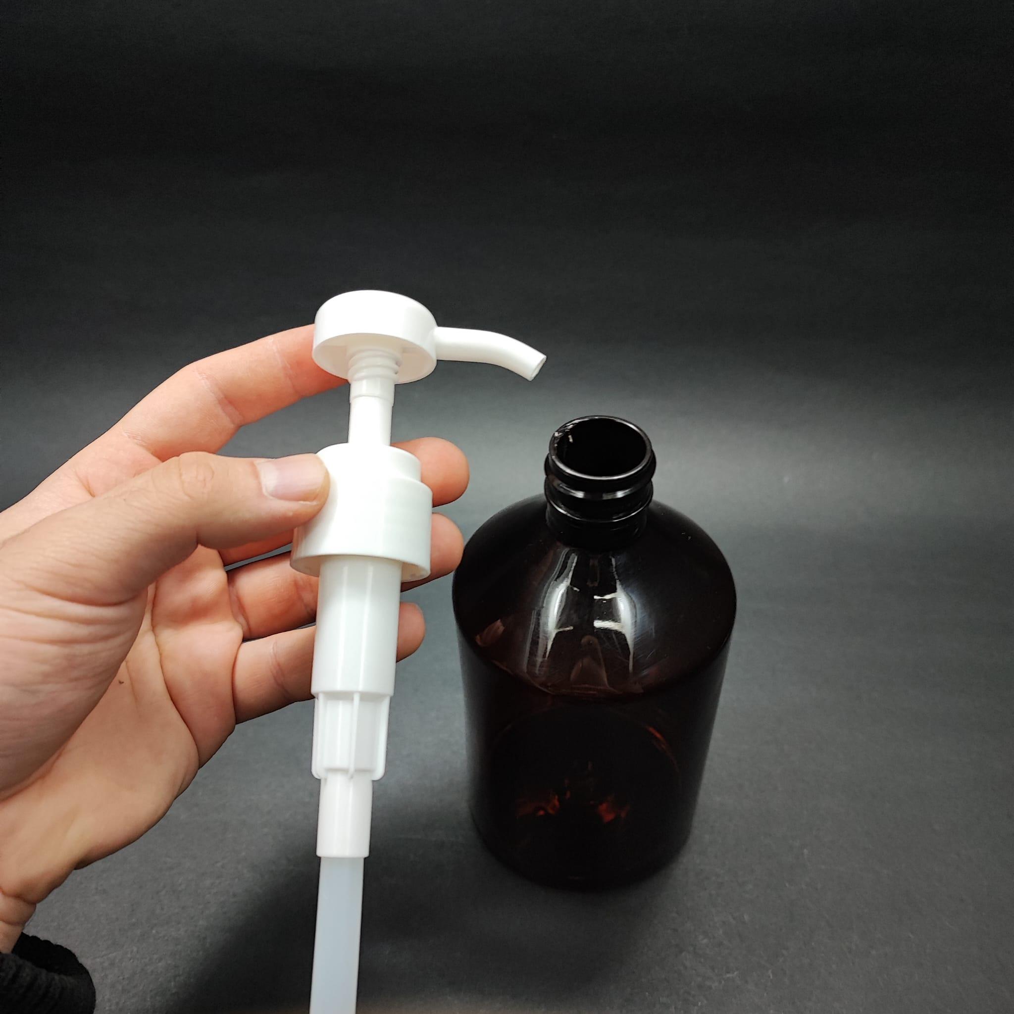 500 CC AMBER KÜT PET ŞİŞE - BEYAZ DOZAJ POMPALI (HER BASMADA 4 CC SIVI ATAR)  - 500 ML POMPALI ŞİŞE - ŞURUP, ŞAMPUAN, KREM GİBİ YOĞUN KIVAMLI SIVILARDA KULLANILIR
