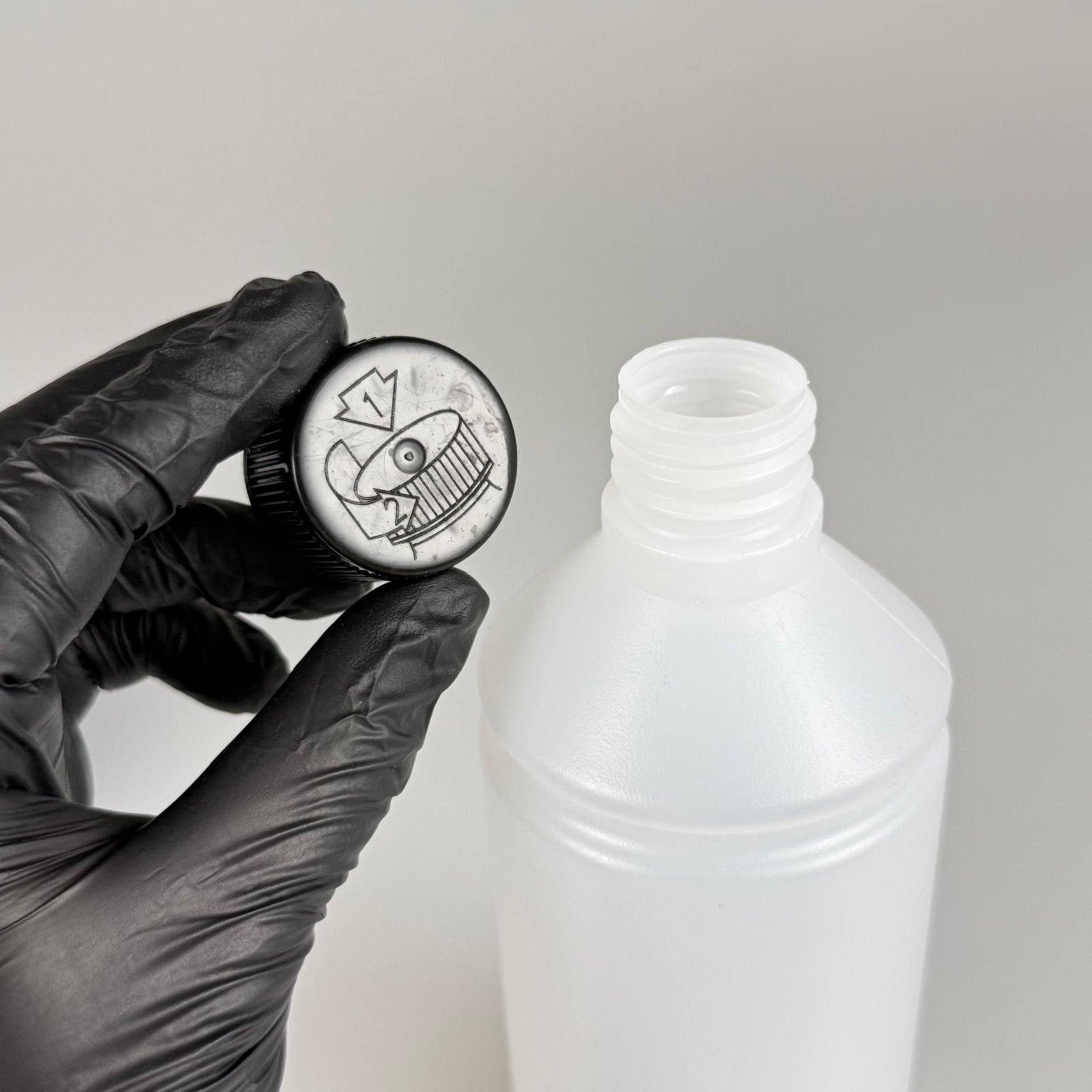 500 CC TİNER ŞİŞESİ - SİYAH ÇOCUK EMNİYET KİLİTLİ KAPAKLI - 500 ML KİMYASALA DAYANIKLI PLASTİK ŞİŞE - 0,5 LT POLİETİLEN ŞİŞE