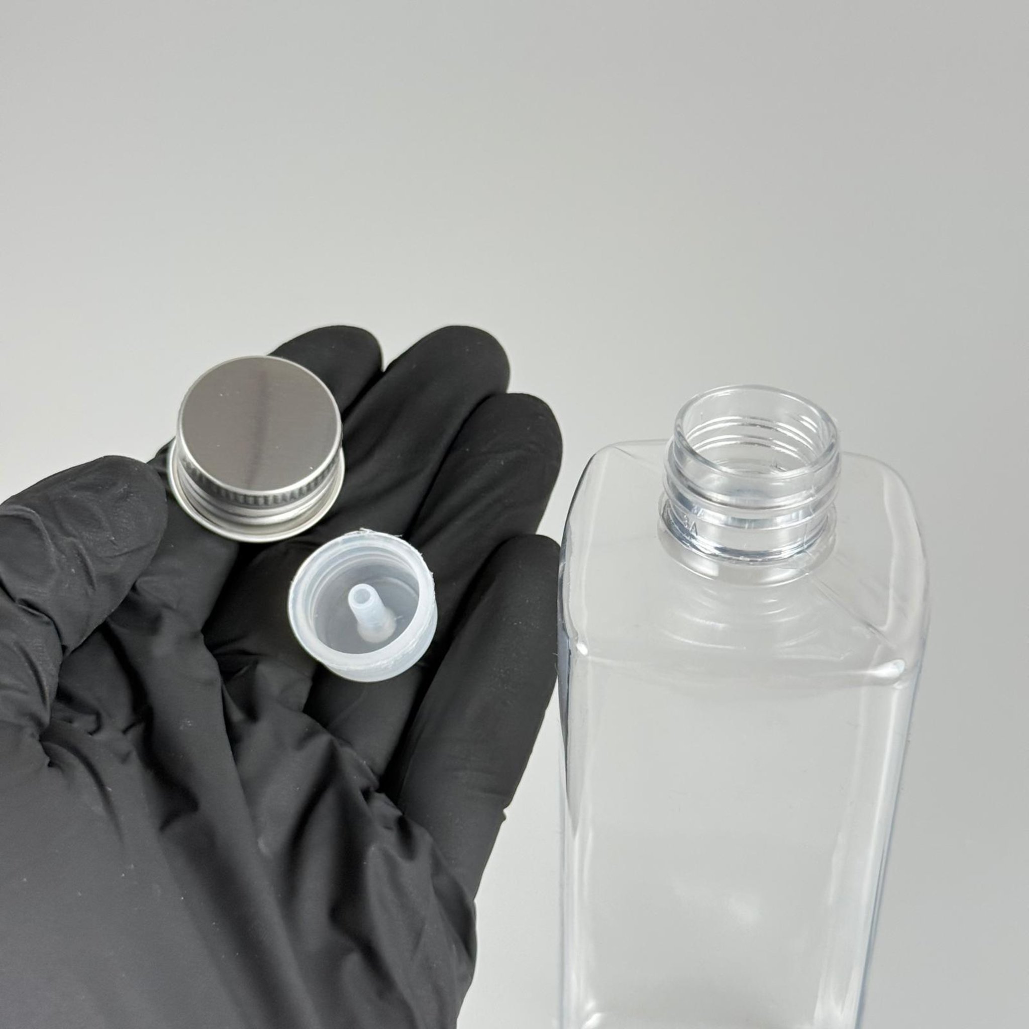 300 CC KARE PET ŞİŞE (31 GR - 24 AĞIZ) + KÖPÜK CONTALI GÜMÜŞ METAL ALÜMİNYUM KAPAK + KOLONYA TIPALI TAKIM - 300 ML KAPAKLI PLASTİK ŞİŞELER