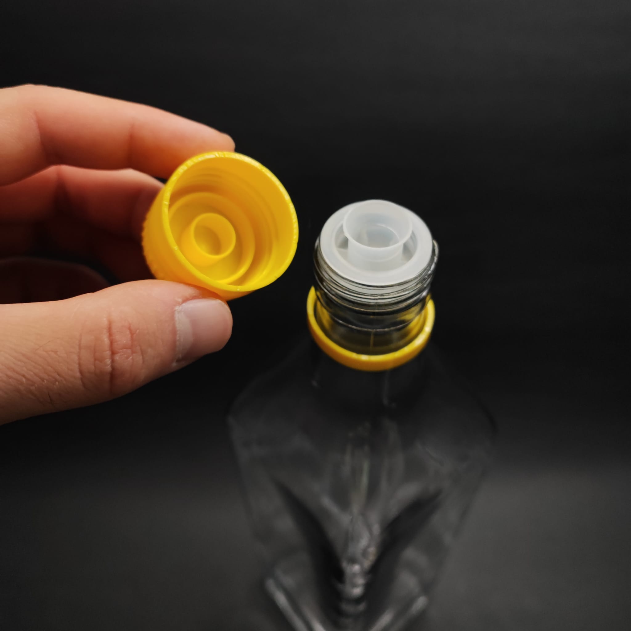 1000 CC MARASKA ŞEFFAF CAM ŞİŞE - KİLİTLİ SARI AKITICILI DROP - STOP KAPAKLI - 1 LİTRE KÖŞELİ KARE YAĞ ŞİŞESİ - SİRKE ŞİŞESİ - ZEYTİNYAĞ İÇİN BOŞ CAM ŞİŞE