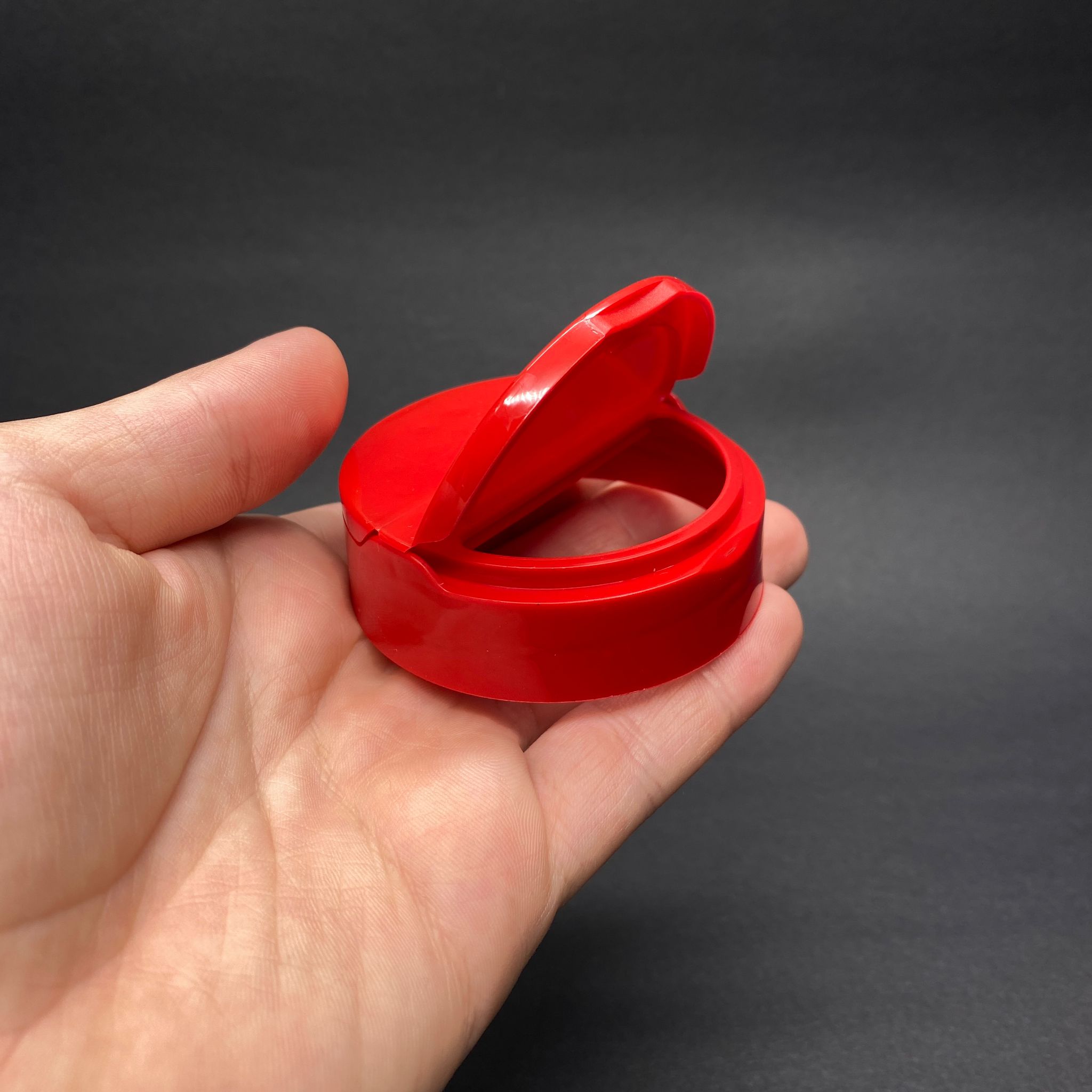 63 MM FLİPTOP KAPAK PLASTİK - KIRMIZI - BAHARAT KAPAK - PUDRA KAPAK