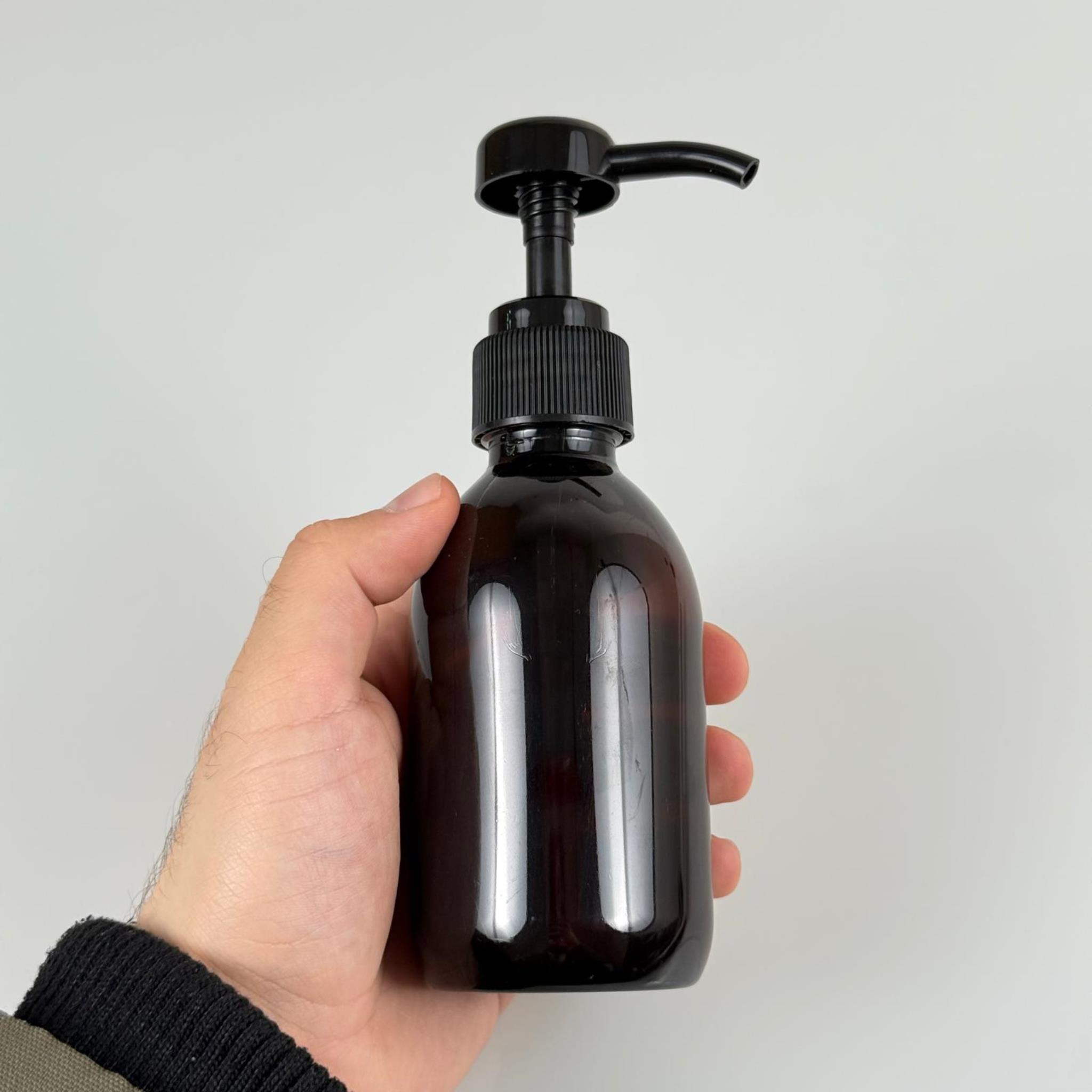 200 CC PET AMBER KAHVERENGİ OVAL MODEL ŞİŞE - SİYAH DOZAJ POMPALI (HER BASMADA 4 CC SIVI ATAR)  - 200 ML POMPALI ŞİŞE - ŞURUP, ŞAMPUAN, KREM GİBİ YOĞUN KIVAMLI SIVILARDA KULLANILIR