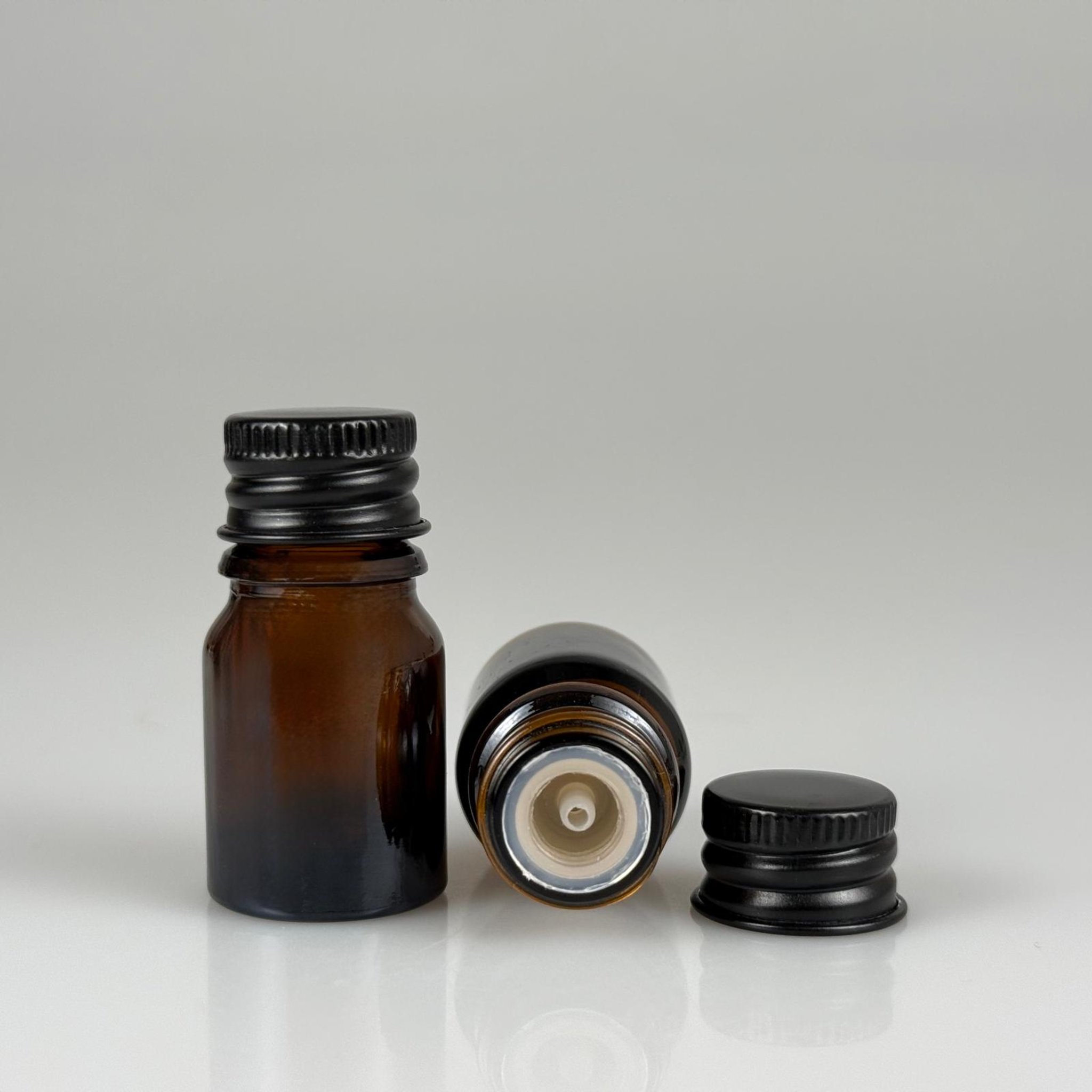 3 CC AMBER CAM ŞİŞE + KÖPÜK CONTALI SİYAH ALÜMİNYUM METAL KAPAKLI + DAMLALIKLI KOLONYA TIPALI TAKIM - 3 ML KAHVERENGİ CAM ŞİŞE