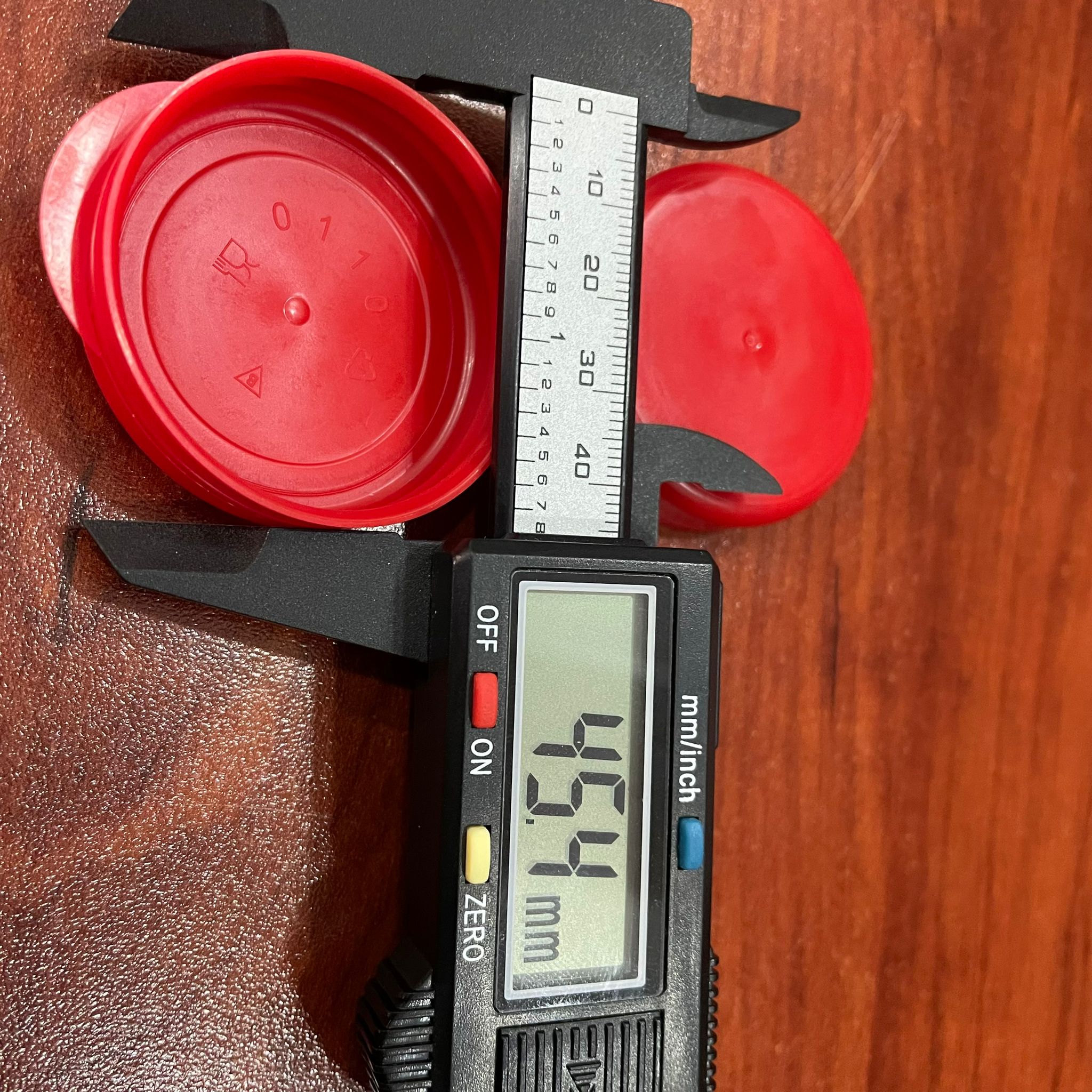 44/11 MM PLASTİK AYRAN KAPAĞI KIRMIZI KİLİTLİ YIRTMAÇLI GEÇMELİ KAPAK - CAM SÜT ŞİŞESİ KAPAĞI - CAM AYRAN ŞİŞESİ KAPAK
