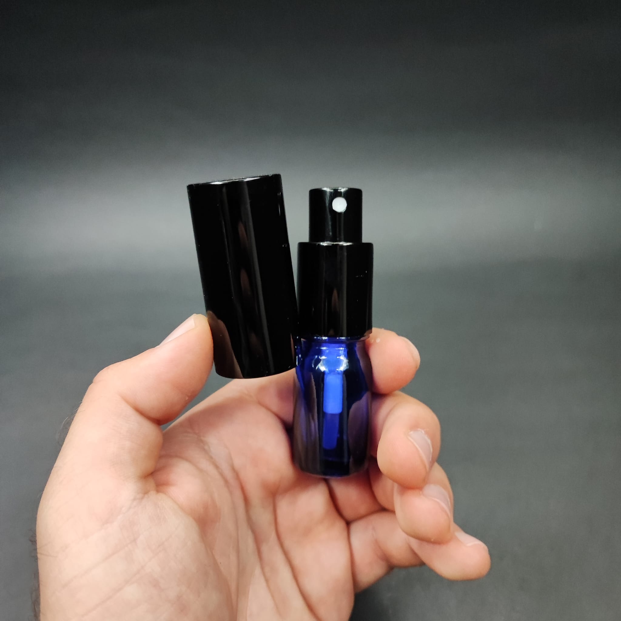 5 ML LÜKS VİDALI VALF ÇEVİRME PARFÜM ŞİŞELERİ - 5 CC MAVİ CAM ŞİŞE - SİYAH METAL SPREYLİ KAPAKLI SET