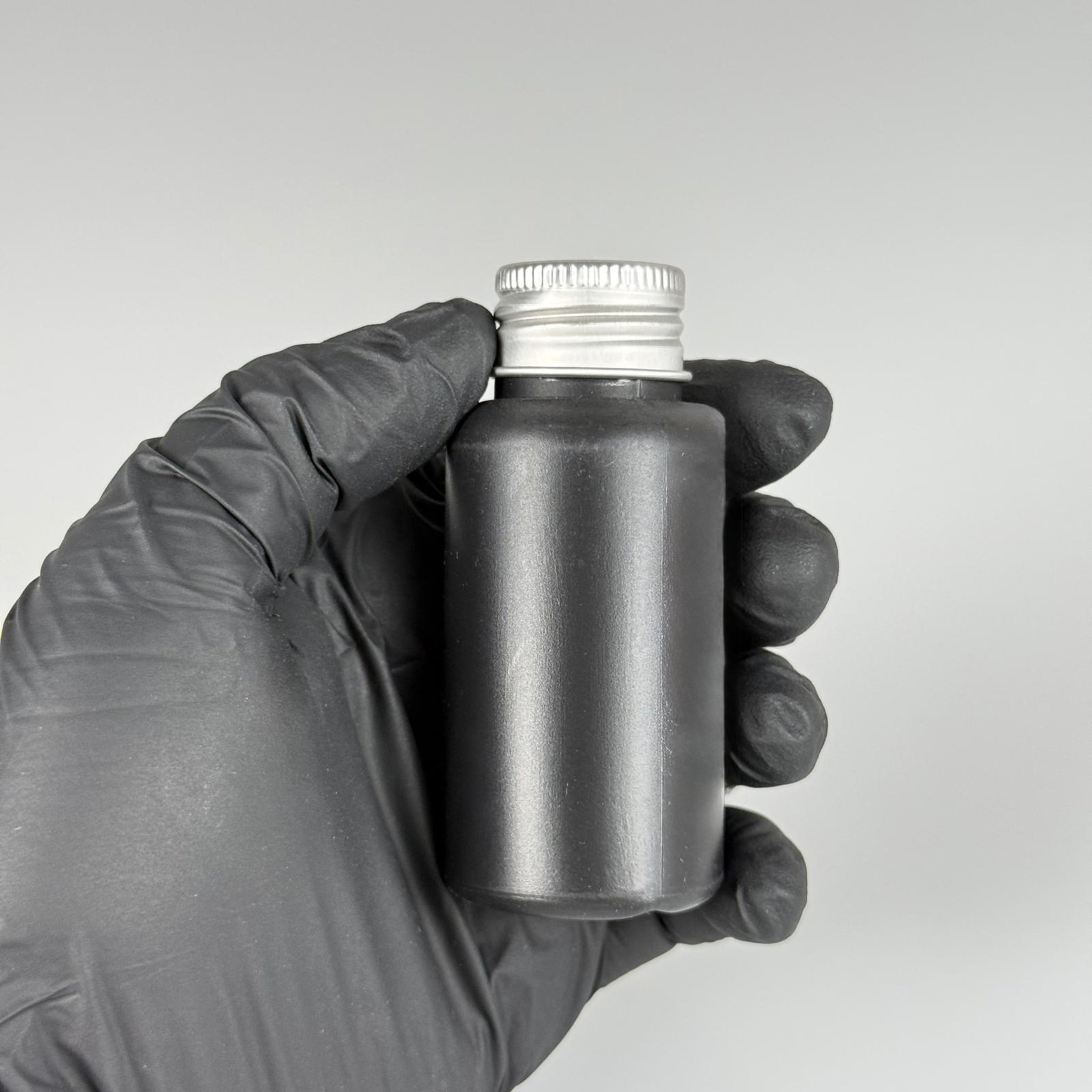 50 CC SİYAH POLİETİLEN PLASTİK ASETON ŞİŞESİ ( 24 AĞIZ ) + KÖPÜK CONTALI GÜMÜŞ METAL ALÜMİNYUM KAPAK TAKIM - 50 ML KAPAKLI SİYAH PLASTİK ŞİŞELER